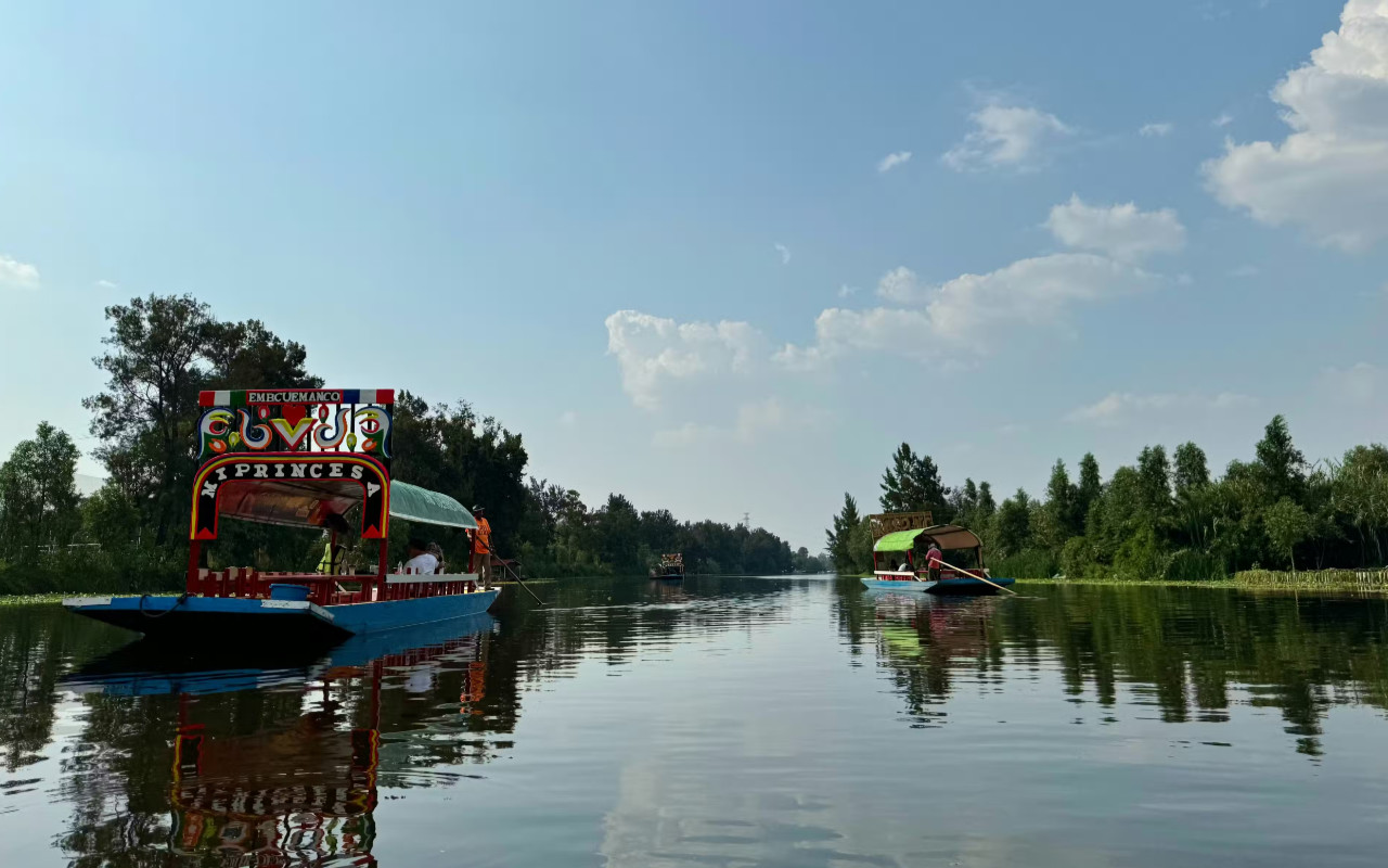滑行於霍奇米爾科 (Xochimilco) 寧靜的水道上,探索墨西哥城迷人的「浮動花園」 滑行於霍奇米爾科 (Xochimilco) 寧靜的水道上,探索墨西哥城迷人的「浮動花園」