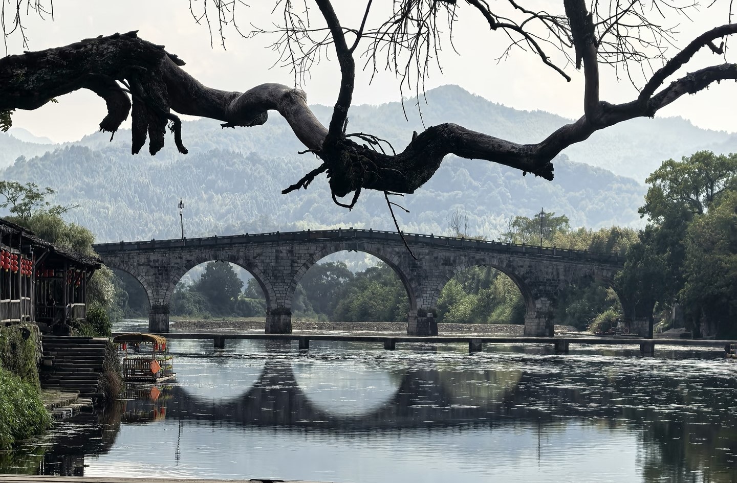 五孔石橋靜臥在粼粼波光之上，橋身的石縫間已生出青苔時光彷彿在此刻停駐