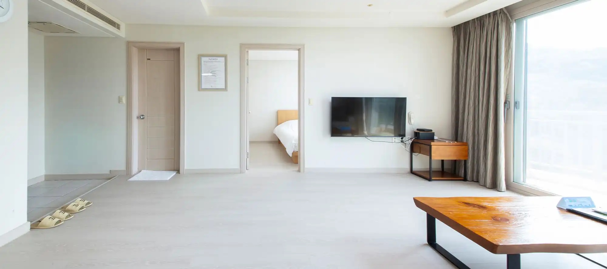 寬敞明亮的客廳配有全景窗、現代傢俱和舒適的氛圍，是滑雪後家庭或團體放鬆身心的理想場所。