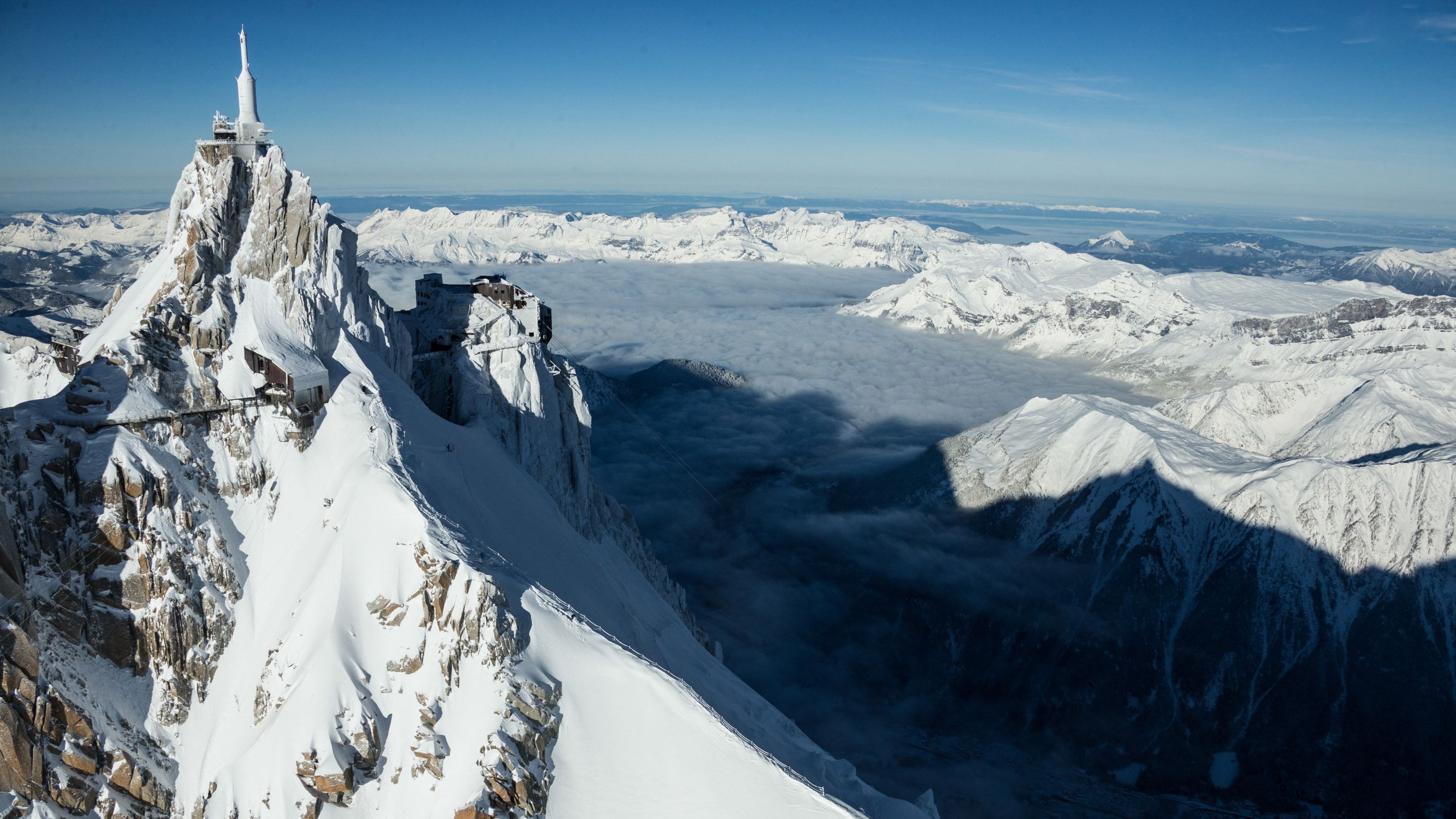 從日內瓦 (Geneva) 出發前往霞慕尼勃朗峰 (Chamonix Mont Blanc)，體驗南針峰 (Aiguille du Midi) 和滑翔傘