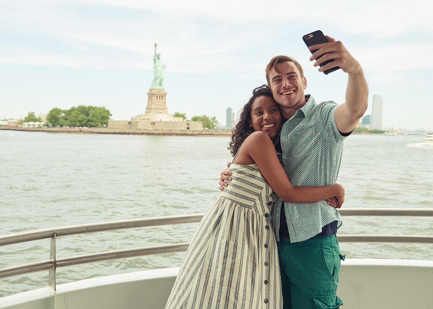 在自由女神像周圍快速而難忘的巡遊後，帶著微笑返回碼頭。