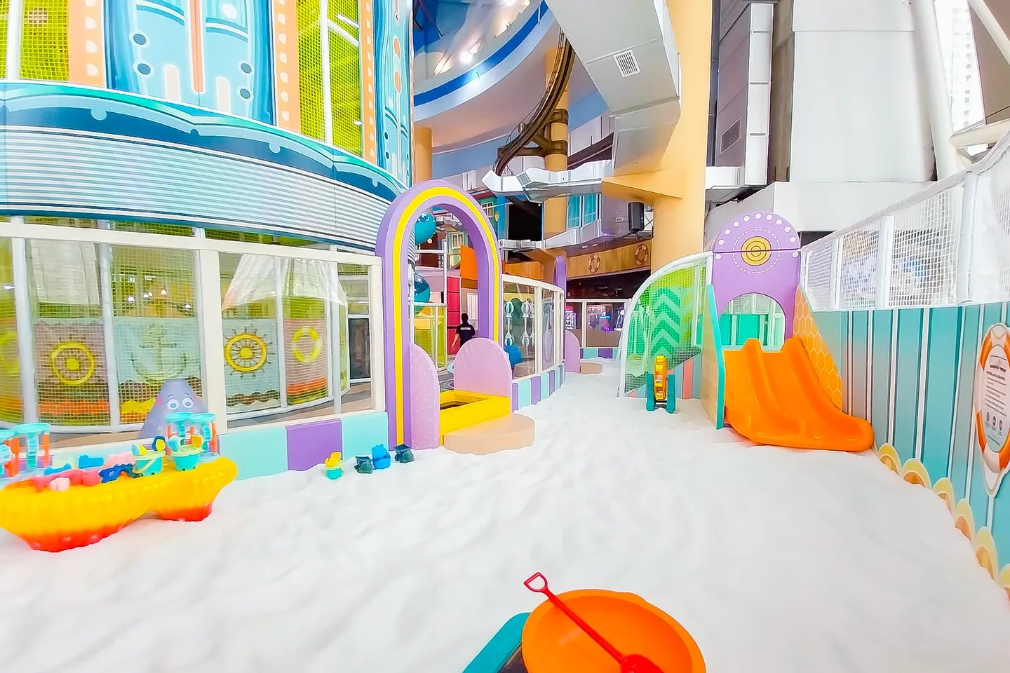 在我們神奇的白色沙灘綠洲中盡情挖掘、堆砌和玩耍吧！這裡是小探險家們發揮無限想像力的完美場所！