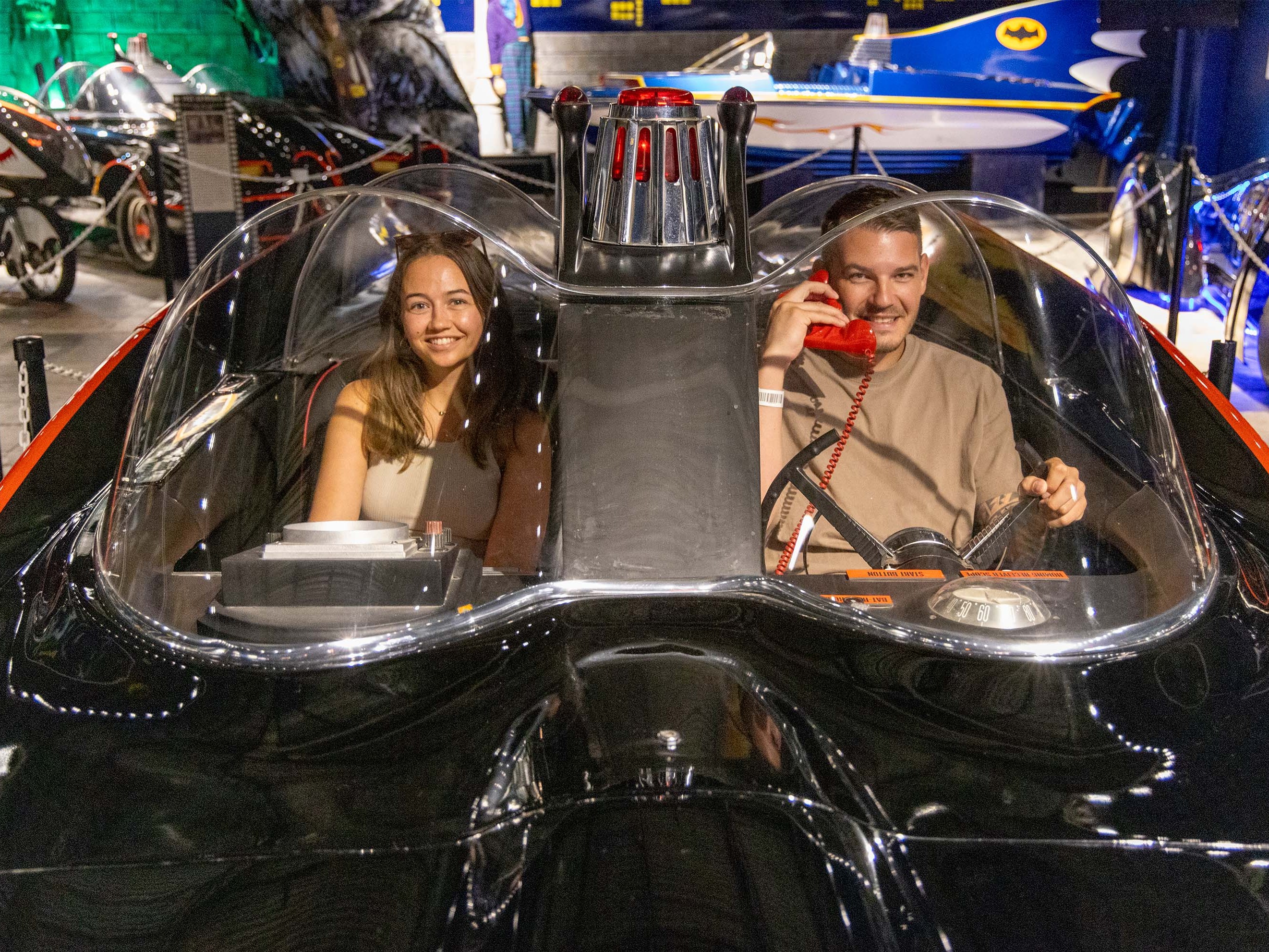 情侶坐在蝙蝠洞戰車中，捕捉有趣的合影瞬間