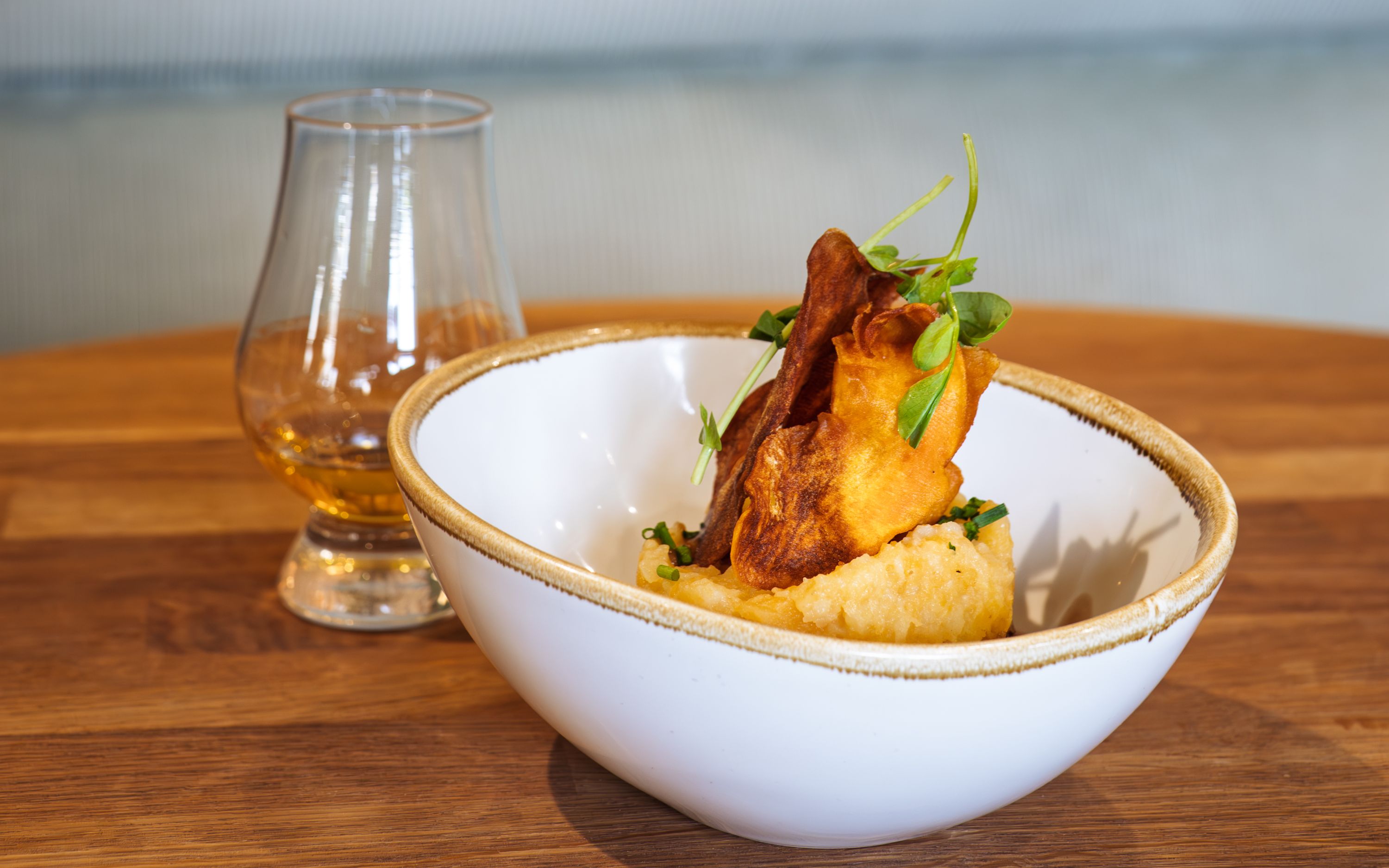 品嚐傳統蘇格蘭美食：羊肚雜碎布丁、蕪菁、馬鈴薯泥，再搭配一杯溫暖的威士忌。