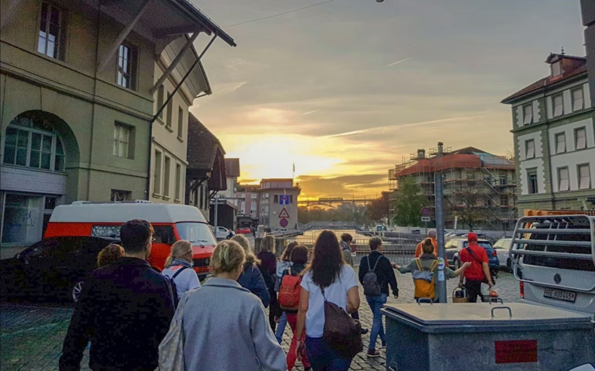 漫步城市街頭，體驗黃金時段的絕美風光