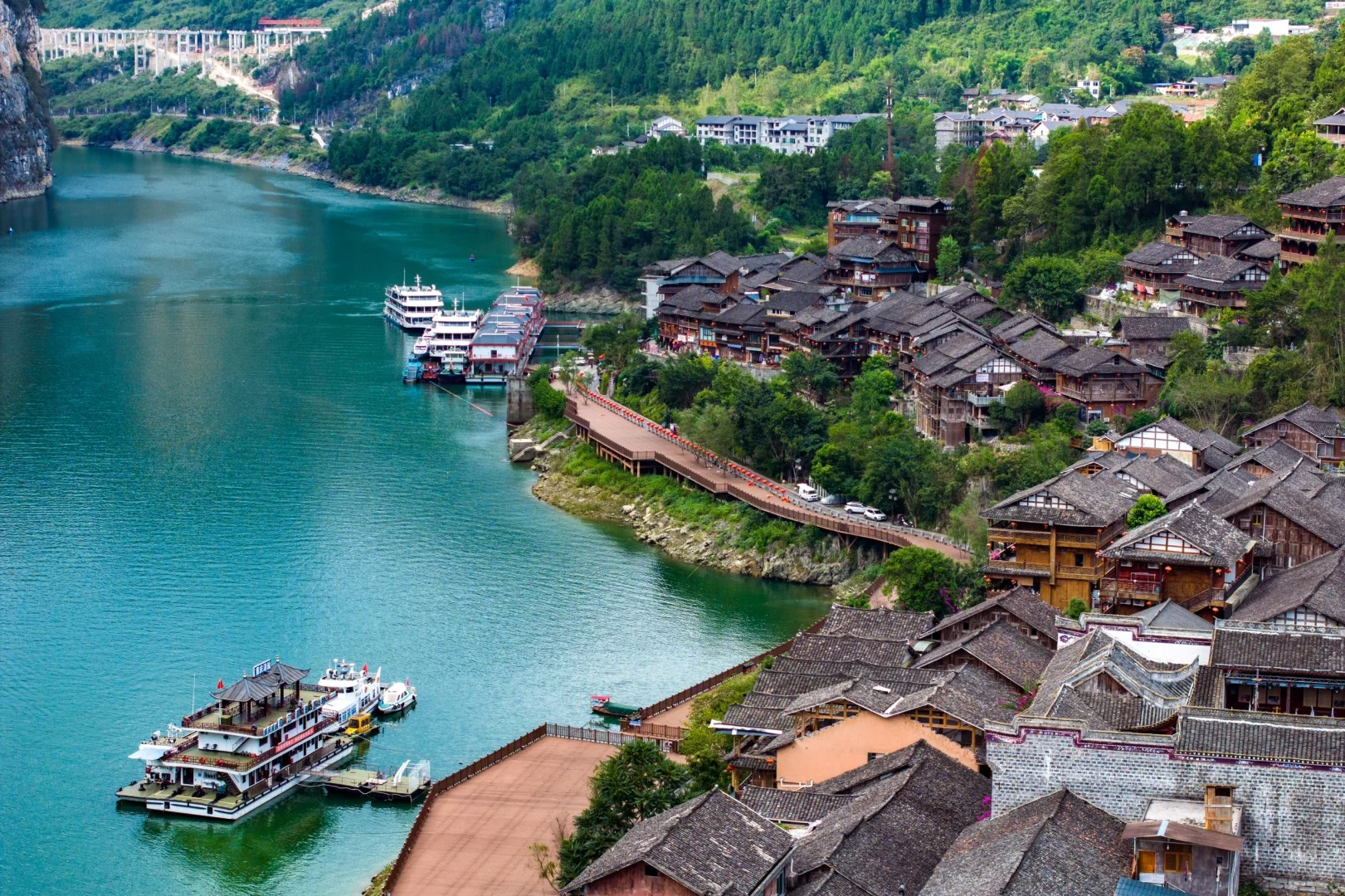 重慶精華景點高端5日遊（武隆天生三橋+仙女山+洪崖洞+烏江古鎮+阿依河+蚩尤九黎城+重慶網紅景點+贈送苗族歌舞晚會+重慶往返）
