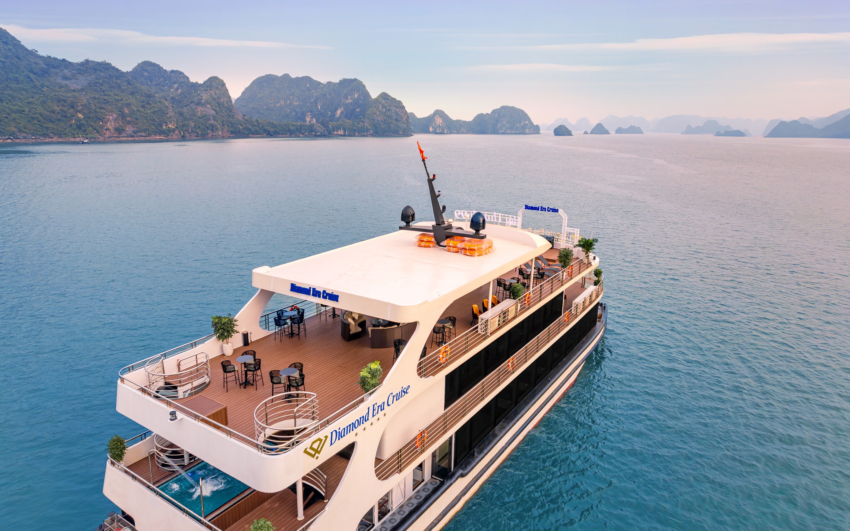 Diamond Era Luxury Day Cruise: Ha Long Bay, Sung Sot, Ti Top