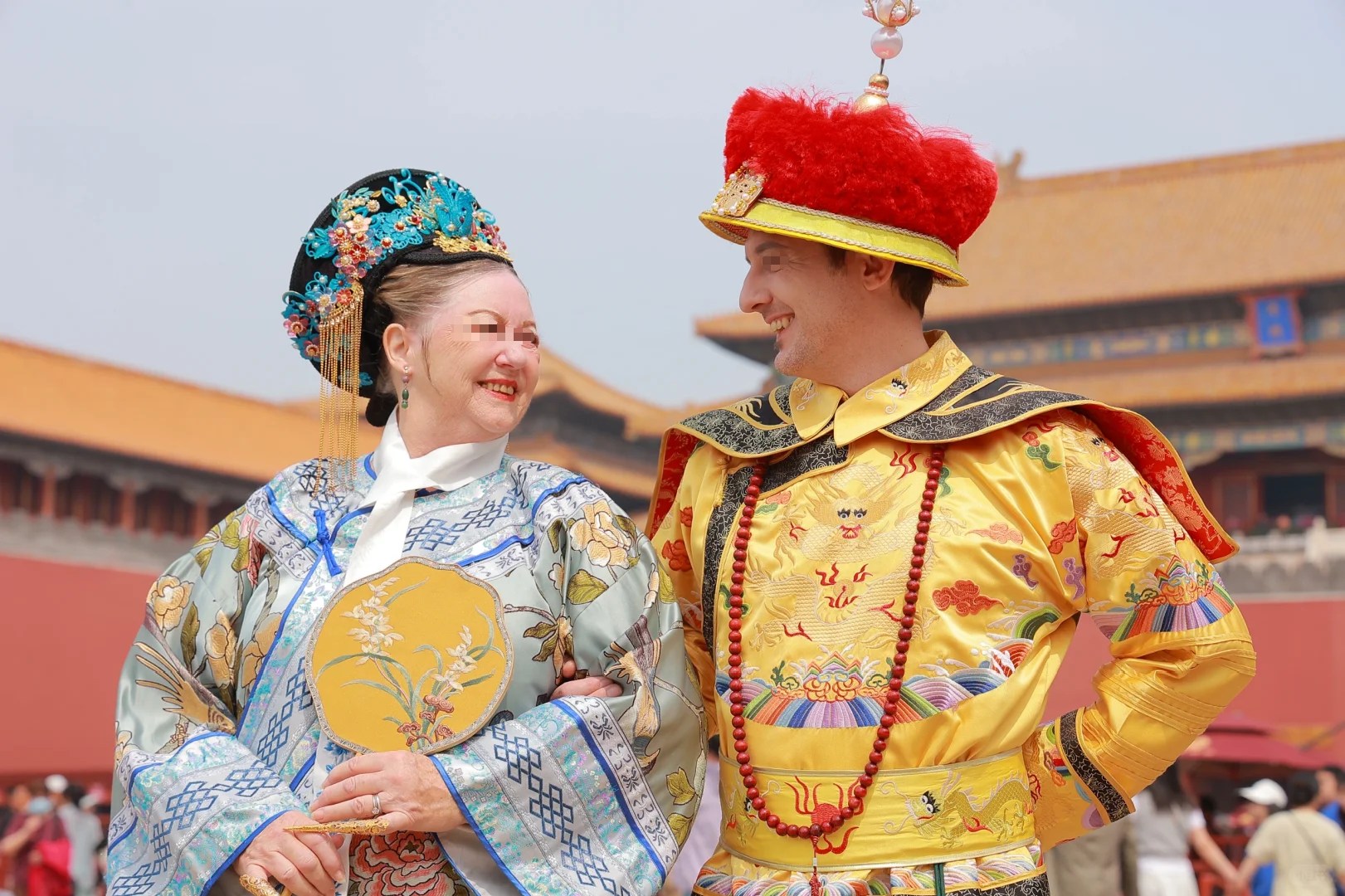 在您進入故宮博物院前，我們特別安排了中國古代貴族裝造，為您的故宮之旅留下深刻記憶，沉浸式通過中國服飾感受中國的文化魅力！