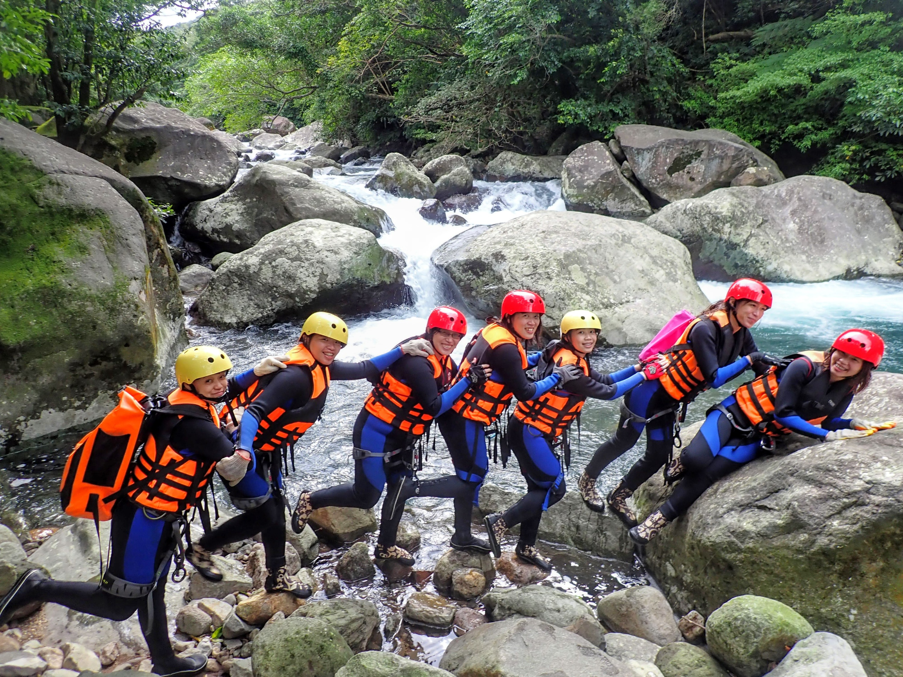 New Taipei: Shimen Laomei Creek River Tracing Experience