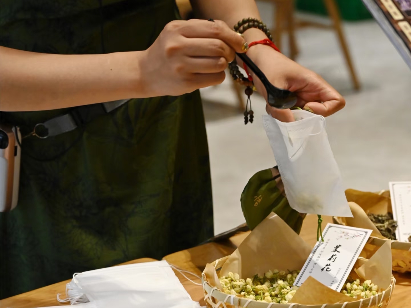 精選芳香中藥材,分別研磨過篩,按比例混勻後裝入內膽,再放入袋中收口,闢穢防疫的中醫香囊即成。 精選芳香中藥材,分別研磨過篩,按比例混勻後裝入內膽,再放入袋中收口,闢穢防疫的中醫香囊即成。