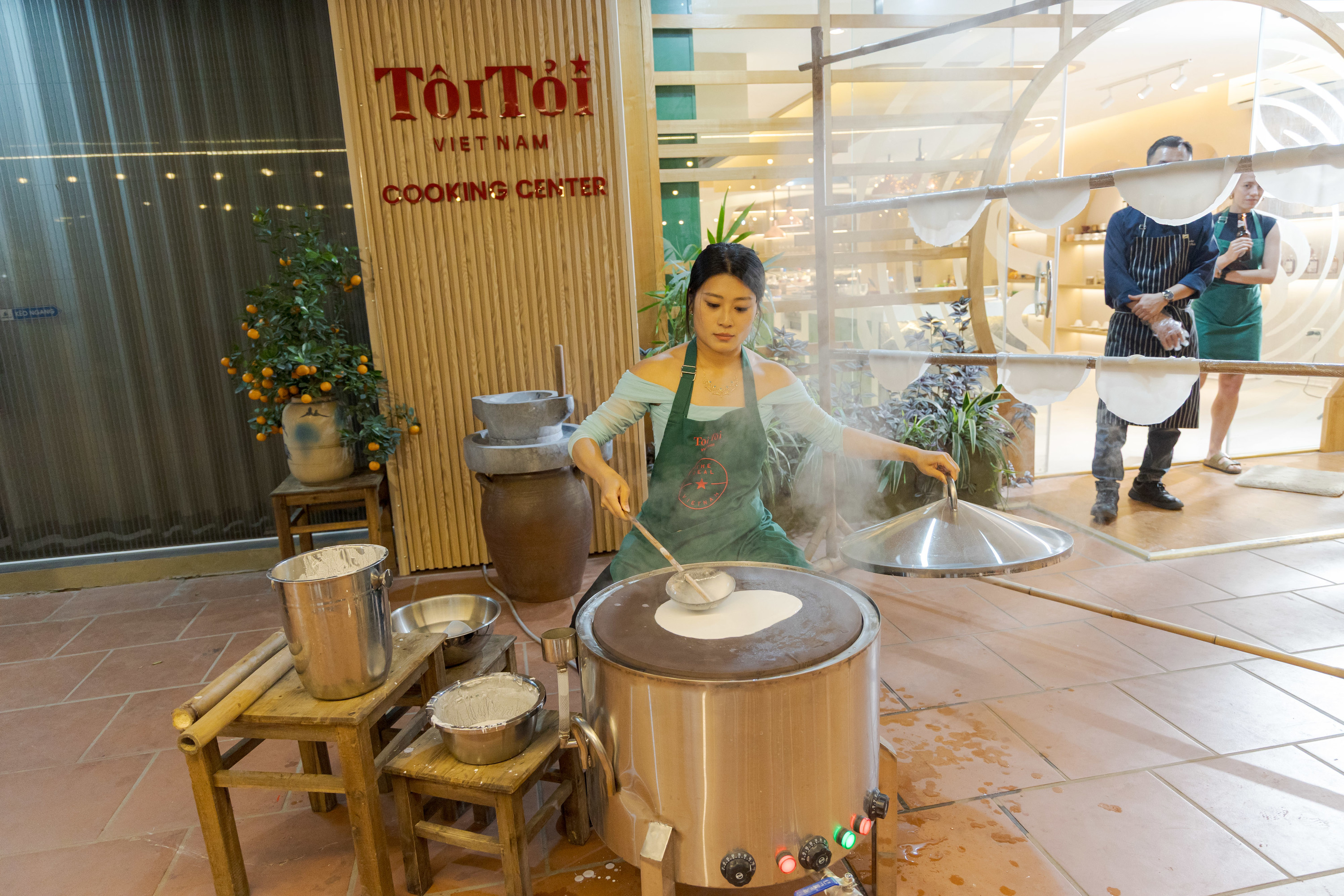 Hands-on Pho Making Experience in Hanoi by TOITOI VIETNAM