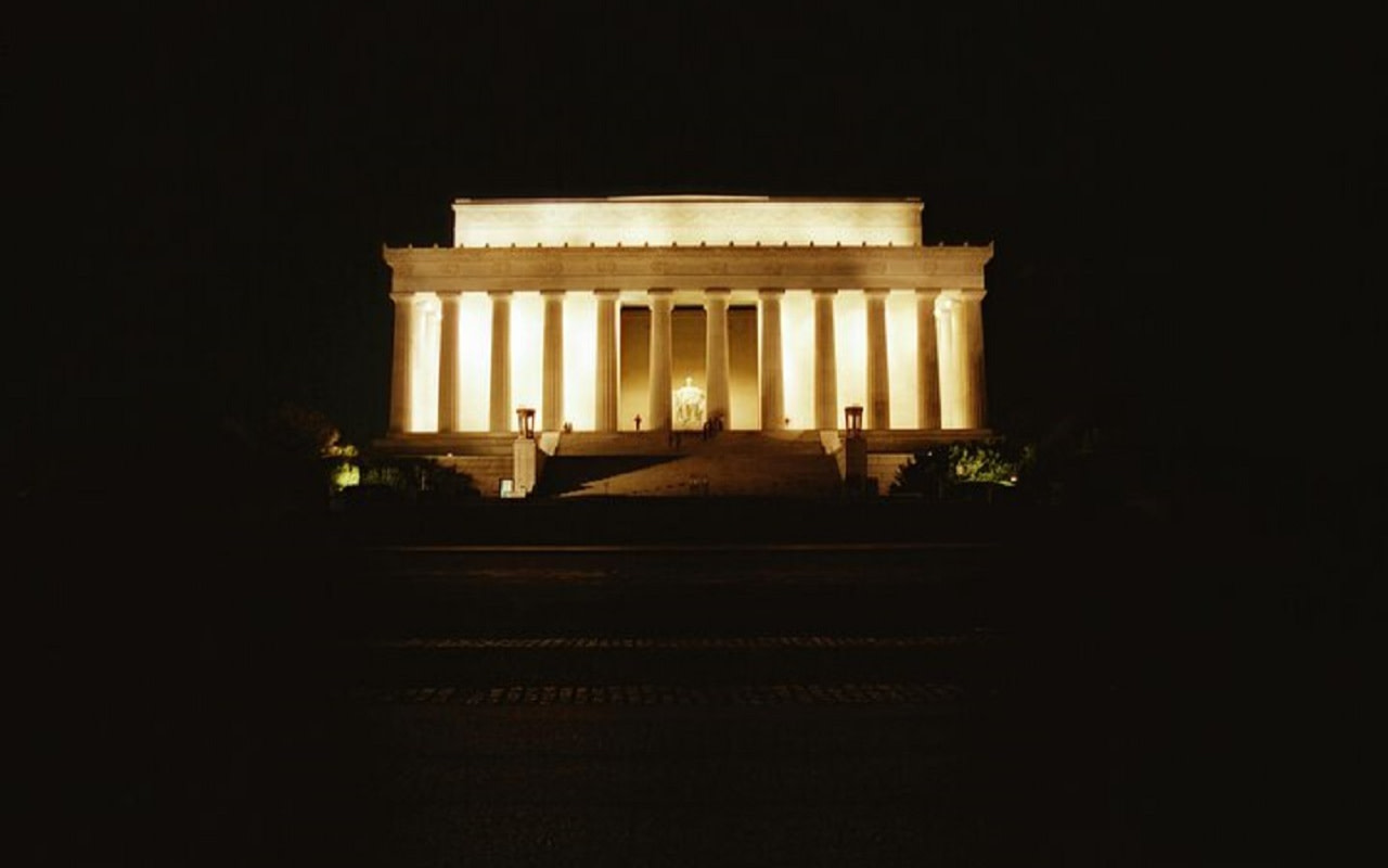 在華盛頓特區導覽行程中，寧靜的夜晚景色將為您創造難忘的時刻。