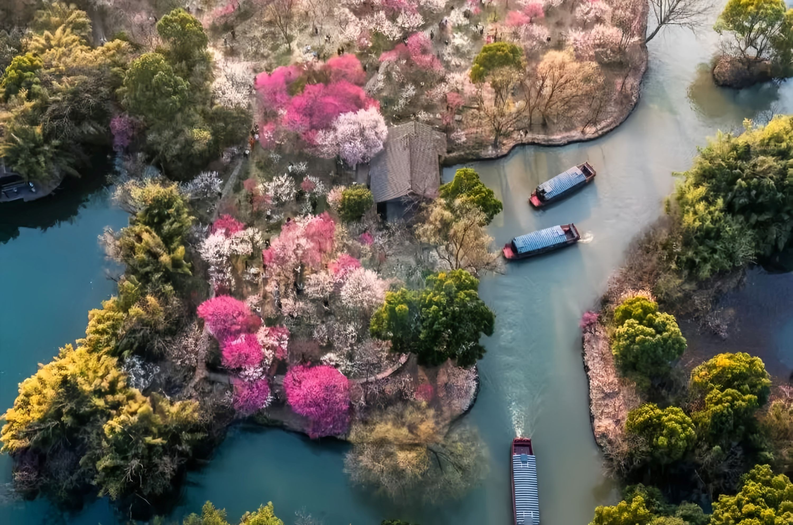 河道蜿蜒,幾艘船悠悠行駛。盡顯江南春日的靈動與秀美,彷彿一幅生機盎然的山水畫卷 河道蜿蜒,幾艘船悠悠行駛。盡顯江南春日的靈動與秀美,彷彿一幅生機盎然的山水畫卷