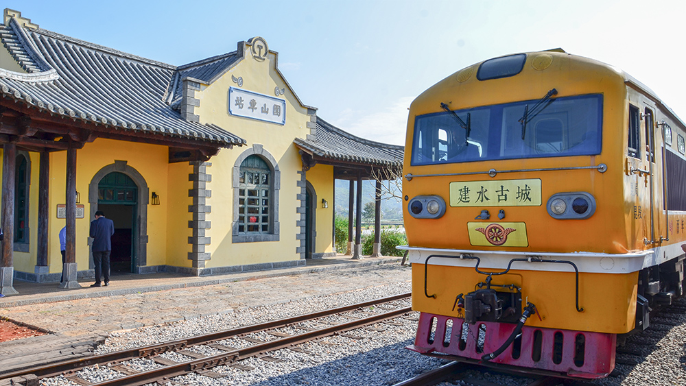 雲南滇東南拾光5日（5-9座車丨哈尼梯田天光雲影丨哈尼人文體驗丨建水小火車時空穿越丨撫仙湖碧波萬頃丨彌勒溫泉酒店泡湯）