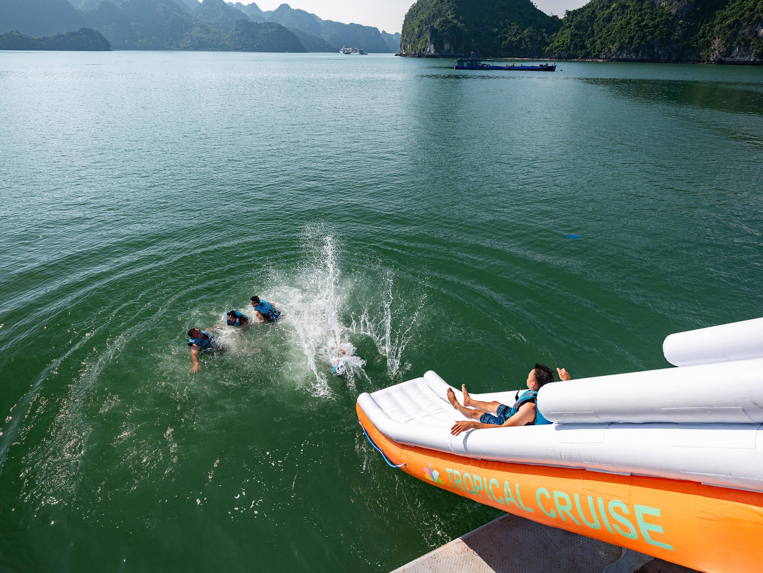 並滑入蘭哈灣清澈見底的海水中。 並滑入蘭哈灣清澈見底的海水中。