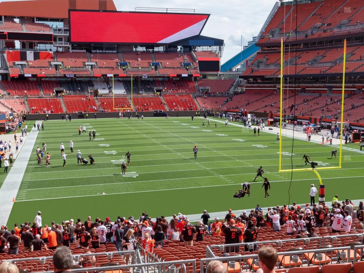 在達陣區座位上慶祝，近距離觀賞每個精彩瞬間，感受刺激與興奮