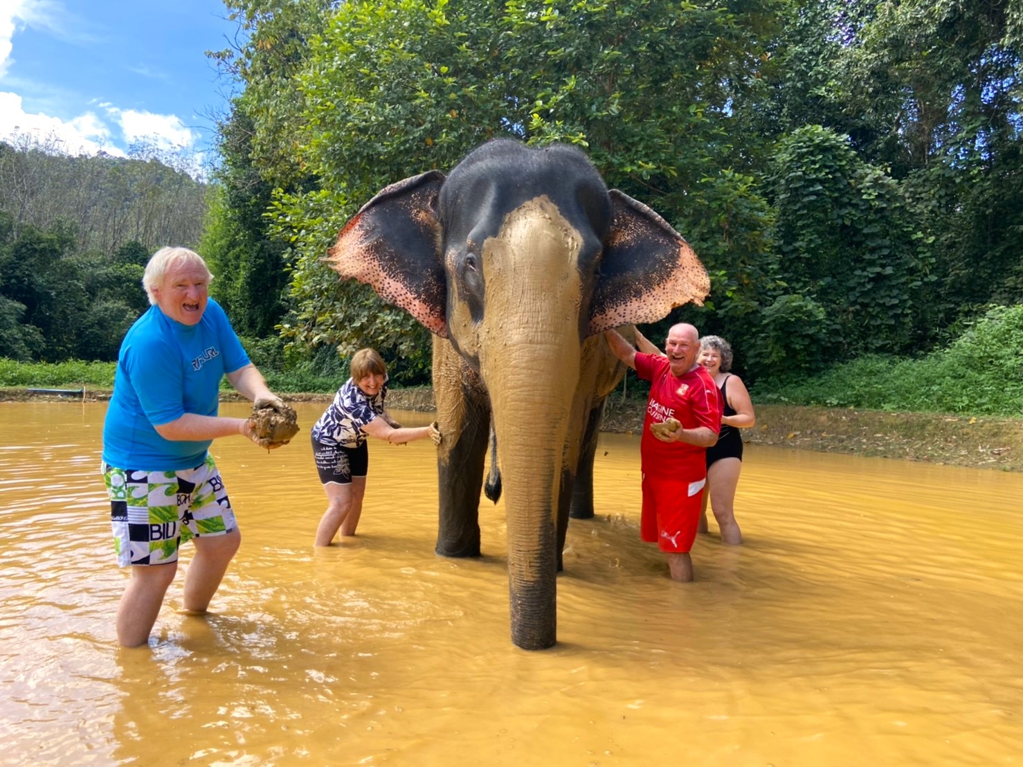 考索大象救援中心（Khao Sok Elephant Rescue Center）一日遊（含漂流 & 烹飪體驗 & 午餐）