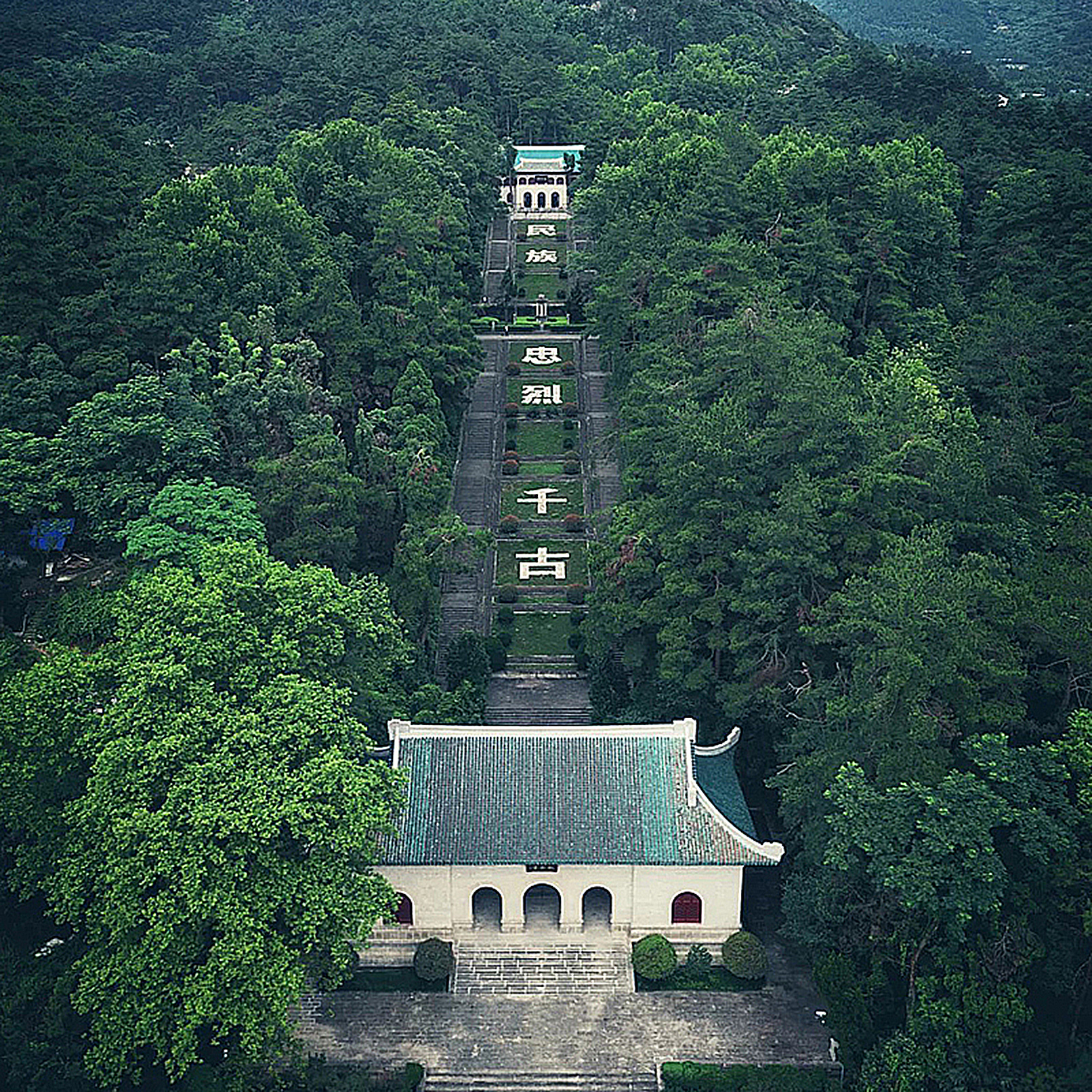 衡山以其秀美壯麗，被譽為“五嶽獨秀”。山勢峻峭，雲霧繚繞，彷彿一幅流動的山水畫卷，讓人流連忘返。衡山又稱“中華壽嶽”，寓意長壽與吉祥。