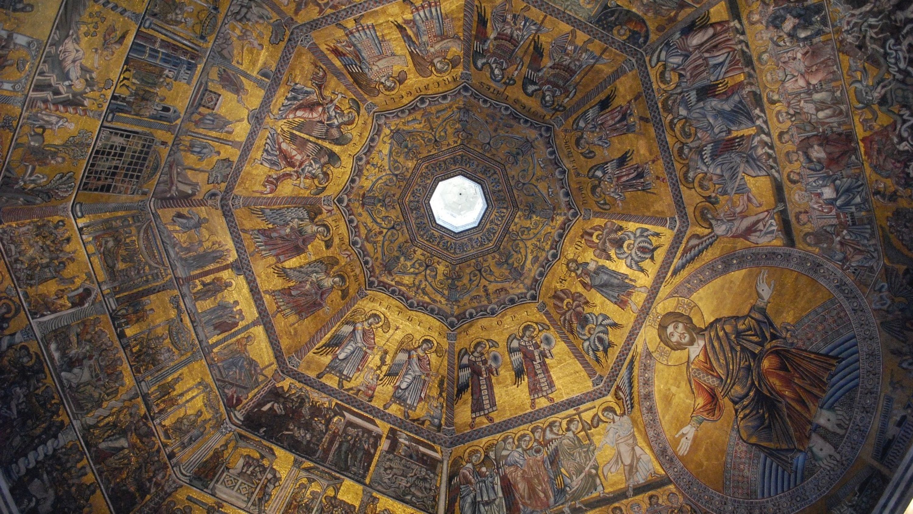 近距離欣賞宏偉的圓頂內部，裝飾著錯綜複雜的文藝復興時期壁畫和宗教場景