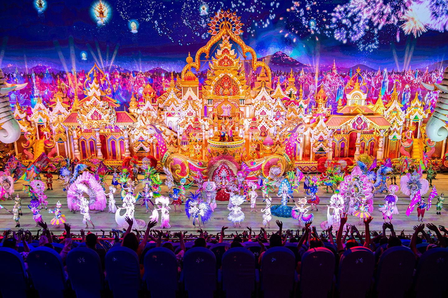 Un défilé et un spectacle nocturnes à couper le souffle — Assistez à une somptueuse parade et à une grande performance de carnaval annoncées comme inégalées par tout autre spectacle.