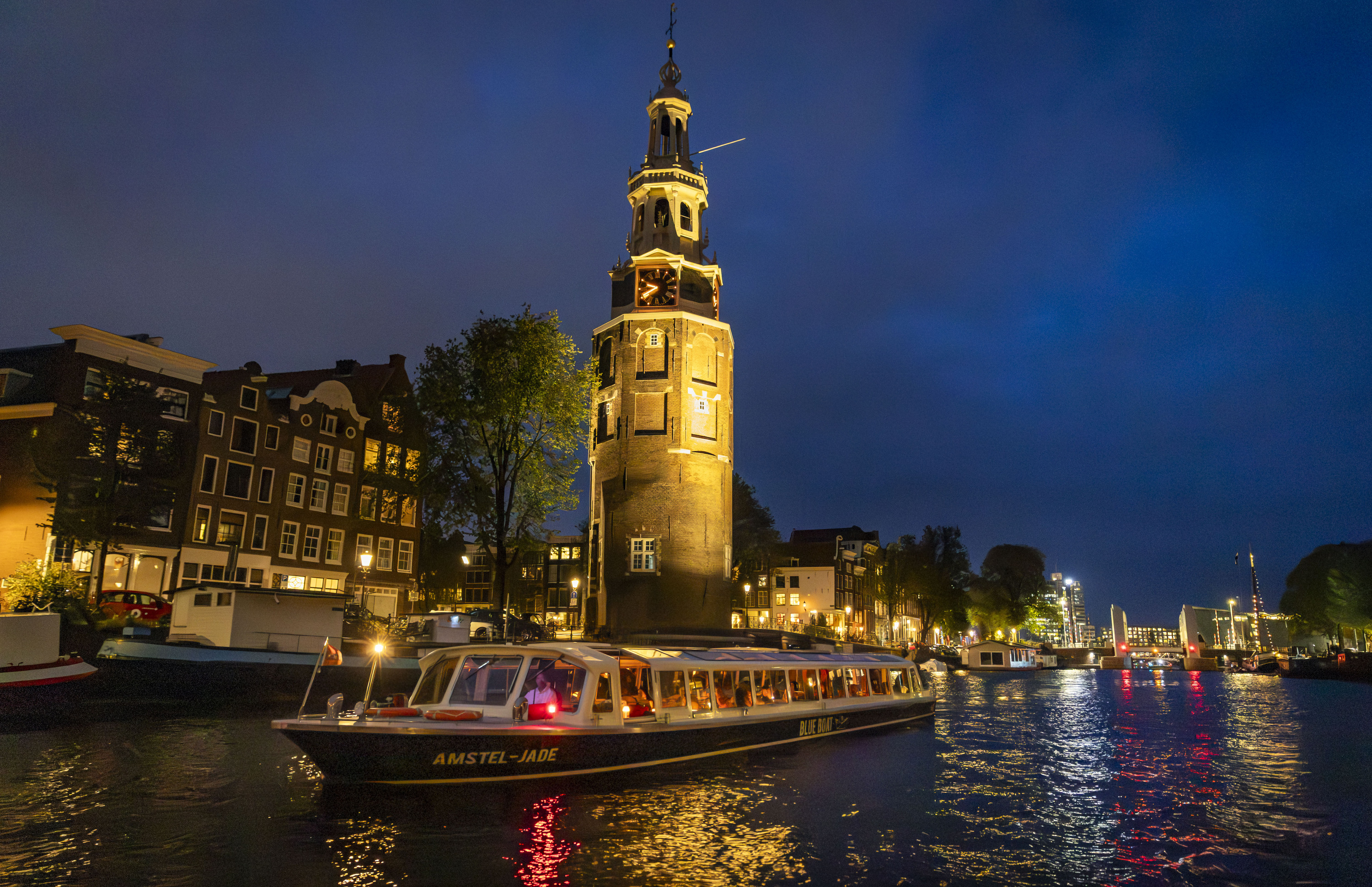 Winter evening cruise experience in Amsterdam