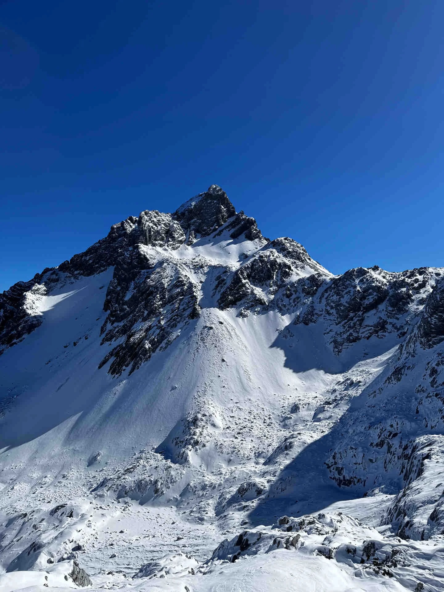 Visit the national 5A-level scenic spot [Yulong Snow Mountain]. The highest altitude of Yulong Snow Mountain is 5,596 meters. It is covered with clouds and snow all year round and is majestic. Take the [Yulong Snow Mountain Glacier Park Cableway] to the p
