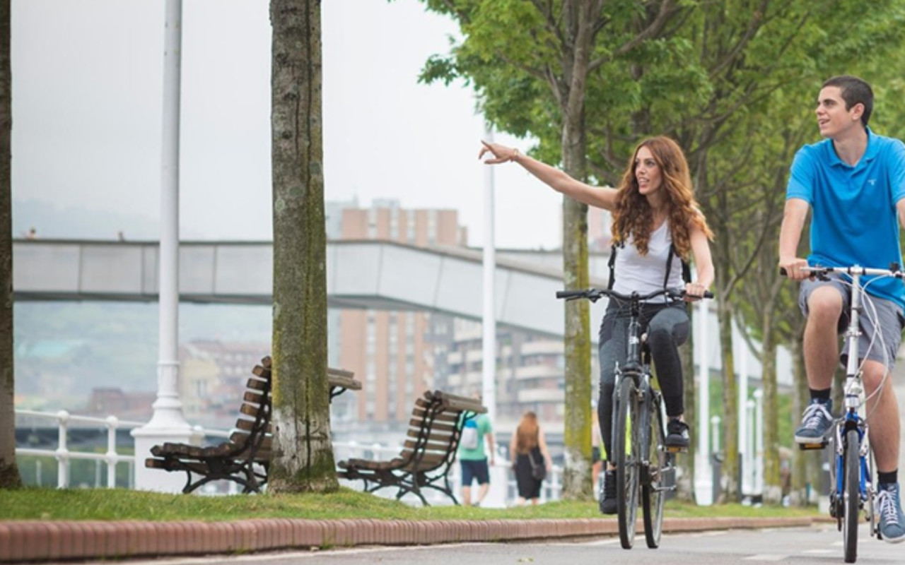 沿著美麗的 Nervion 河畔，在鋪設好的自行車道上，享受一趟充滿樂趣又風景優美的自行車之旅。