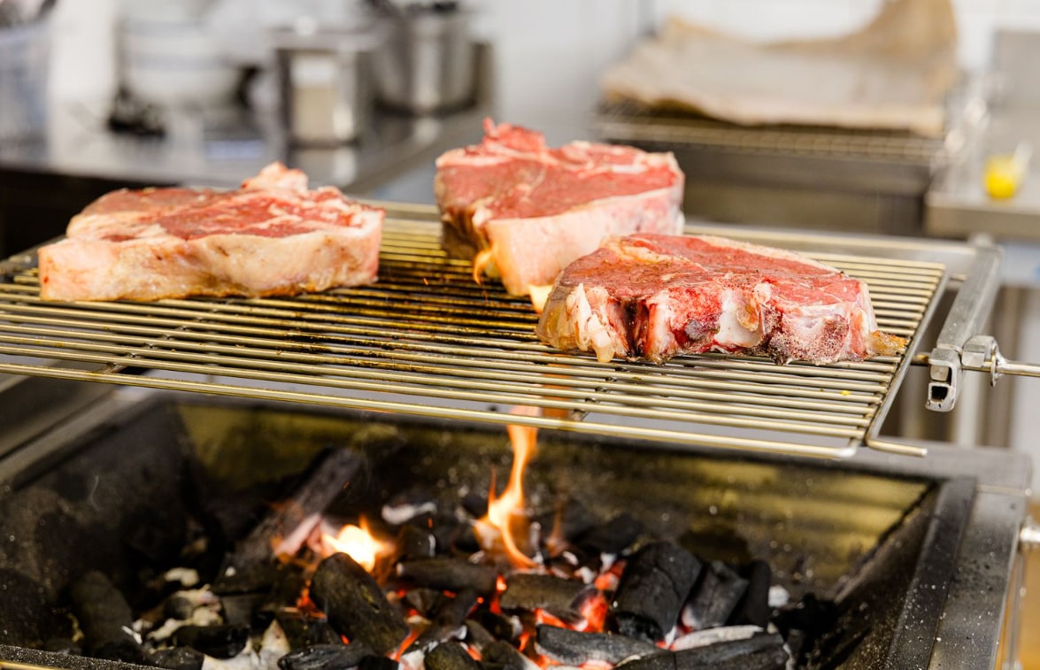 在明火上烤制牛排,品嚐地道風味 在明火上烤制牛排,品嚐地道風味