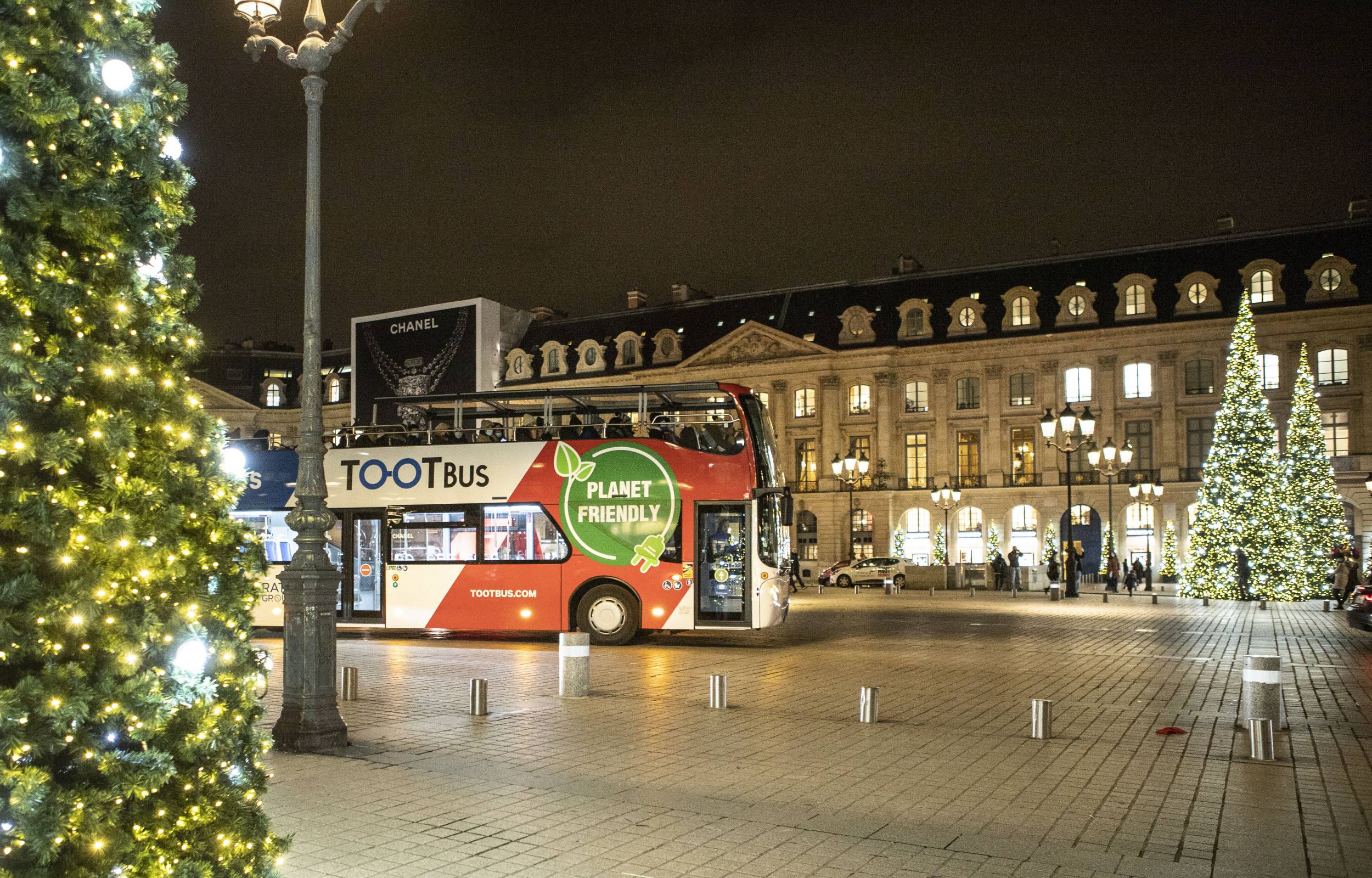 一輛友善環境的Tootbus行經巴黎裝飾精美的廣場,並欣賞充滿節慶氣氛的聖誕燈飾 一輛友善環境的Tootbus行經巴黎裝飾精美的廣場,並欣賞充滿節慶氣氛的聖誕燈飾