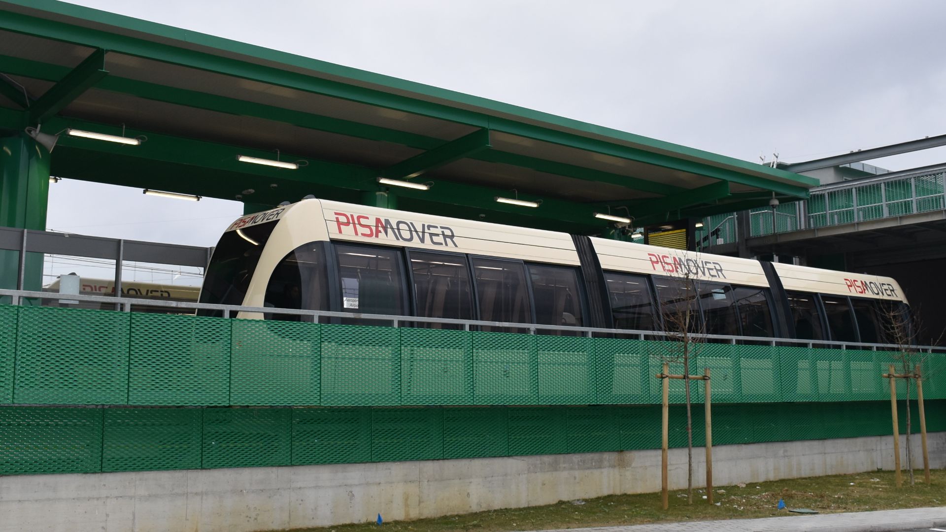 比薩國際機場 (Pisa International Airport) - 乘坐比薩移動系統 (Pisamover) 前往中央火車站 (Central Railway Station)