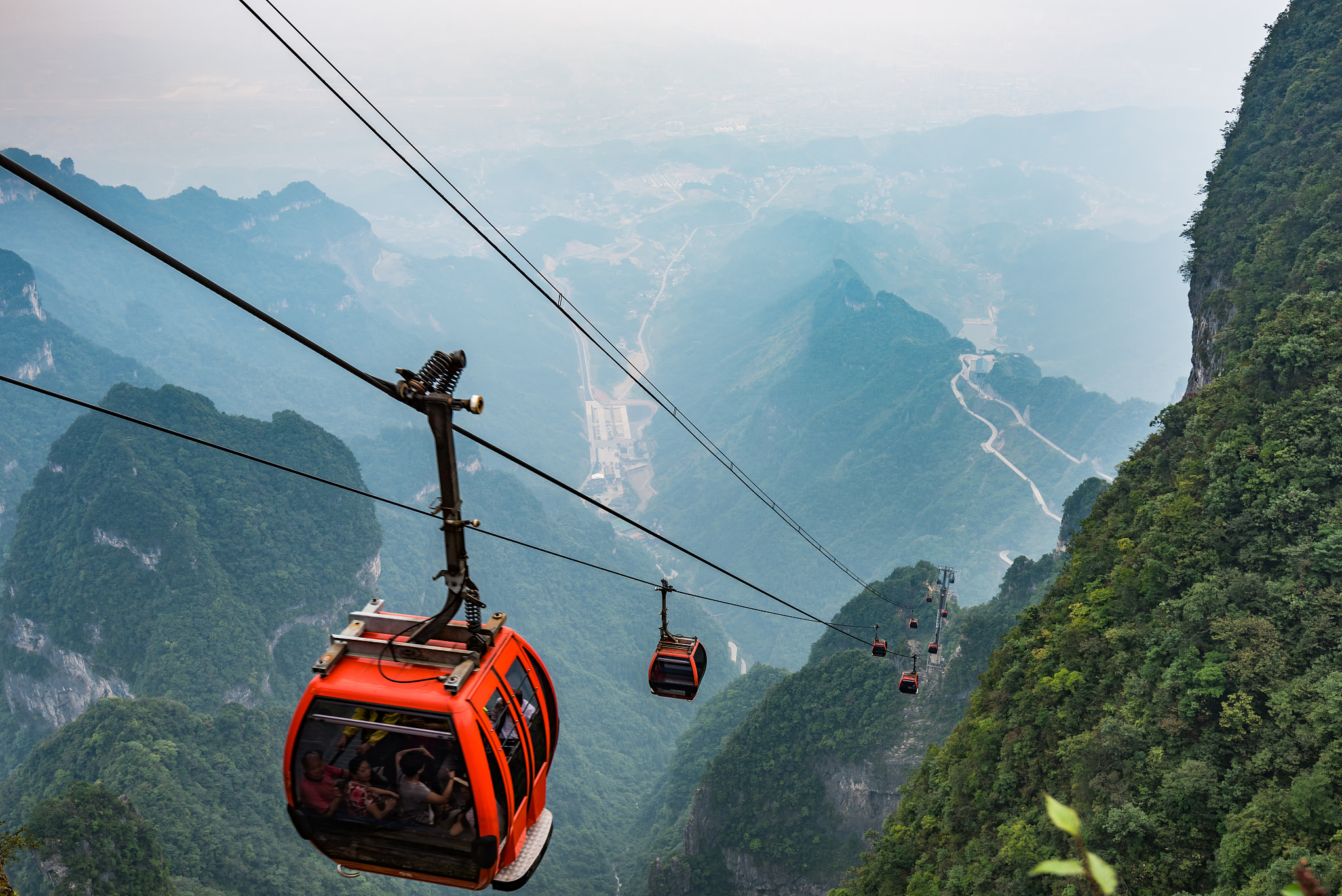 天門山索道全長 7455 米，從城市直抵雲端，凌空飛越青山與絕壁，一路雲霧繚繞，宛如穿行仙境，是來天門山不容錯過的震撼體驗。