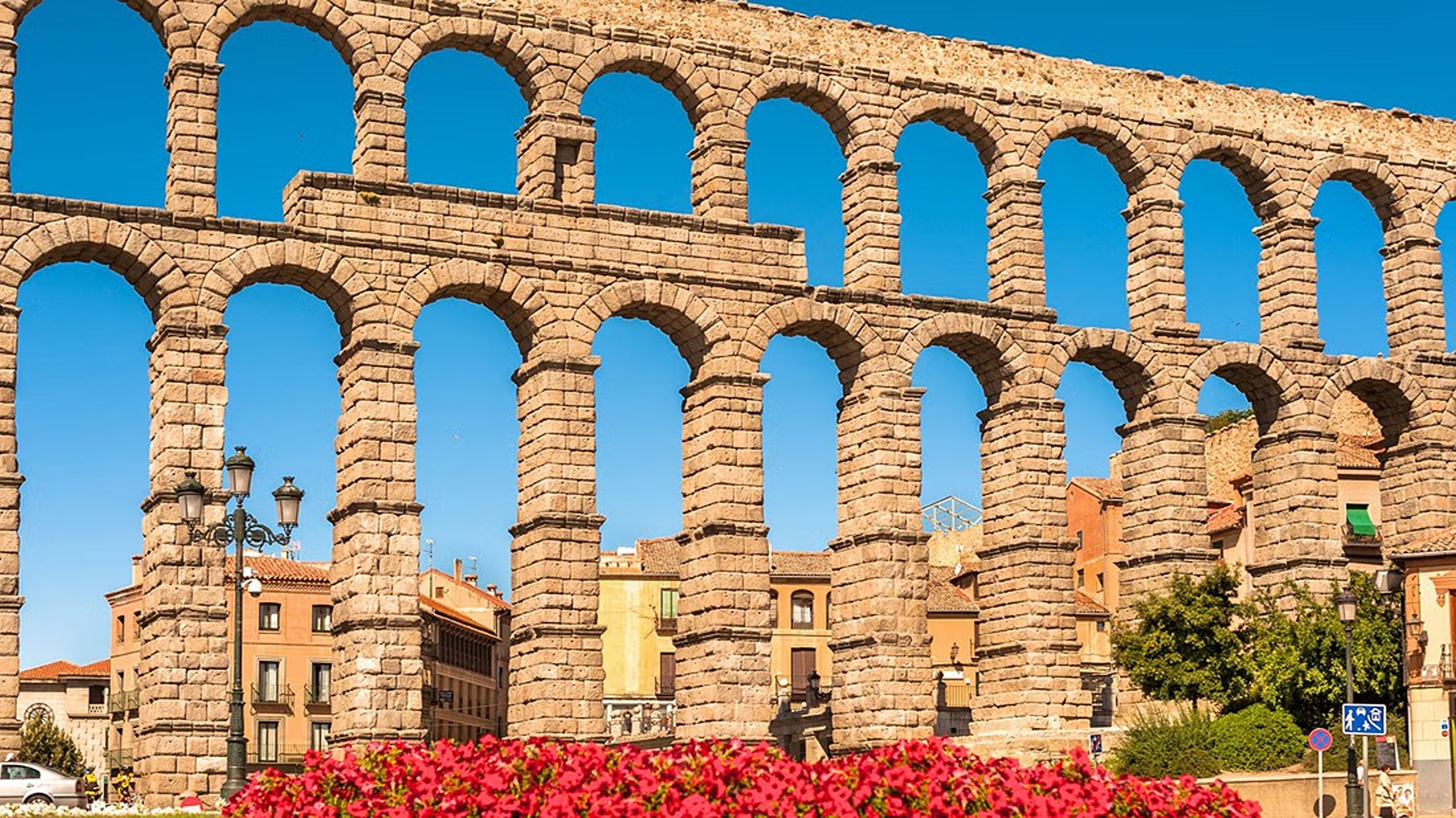 在導遊的帶領下，漫步於塞戈維亞迷人老城的鵝卵石街道