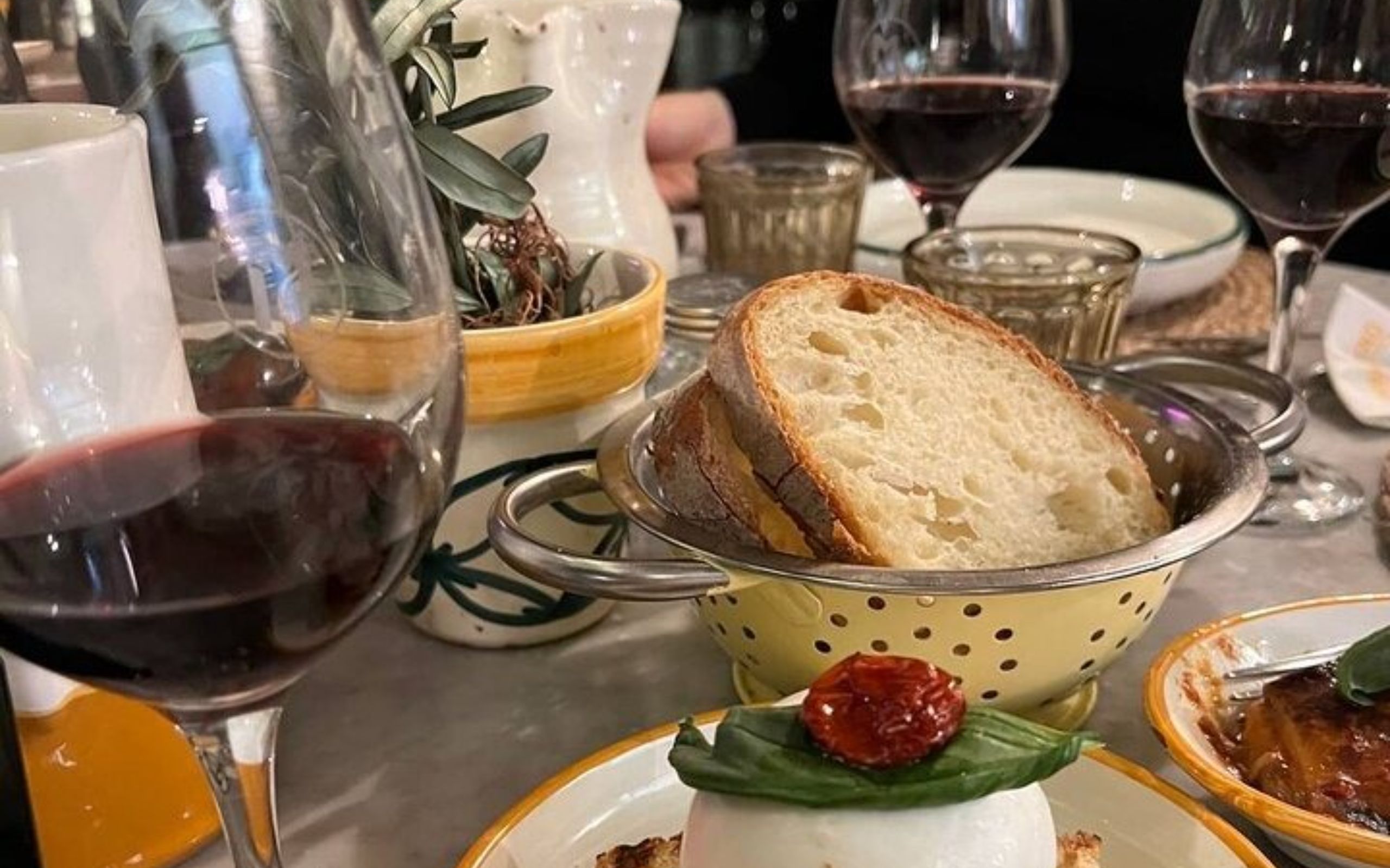 在米蘭市中心，品嚐美酒與新鮮出爐的麵包，享受道地的義式美食饗宴