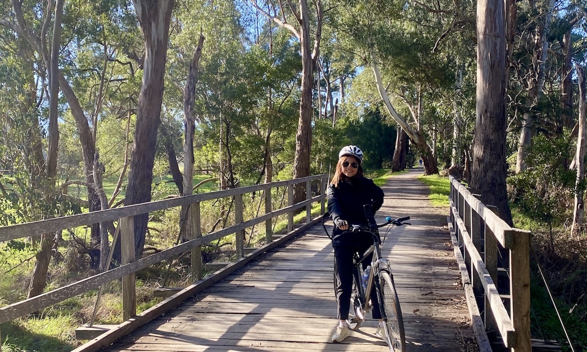在亞拉河谷享受寧靜的騎行體驗，您甚至可能會看到袋鼠或笑翠鳥。