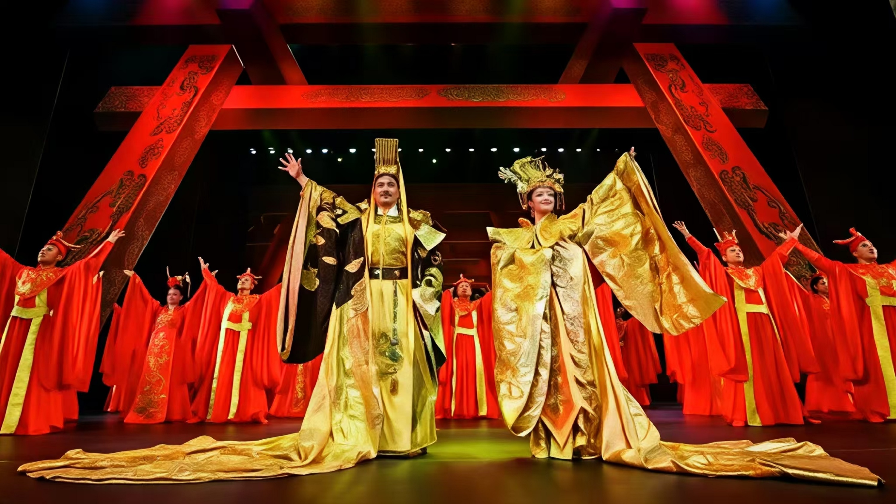 《華清宮》是唐玄宗與楊貴妃觀看演出並召見文武百官的場所,其規模壯觀華麗,氣勢雄偉,在古樂器的演奏下,表現了唐王朝鼎盛輝煌的氣勢 《華清宮》是唐玄宗與楊貴妃觀看演出並召見文武百官的場所,其規模壯觀華麗,氣勢雄偉,在古樂器的演奏下,表現了唐王朝鼎盛輝煌的氣勢