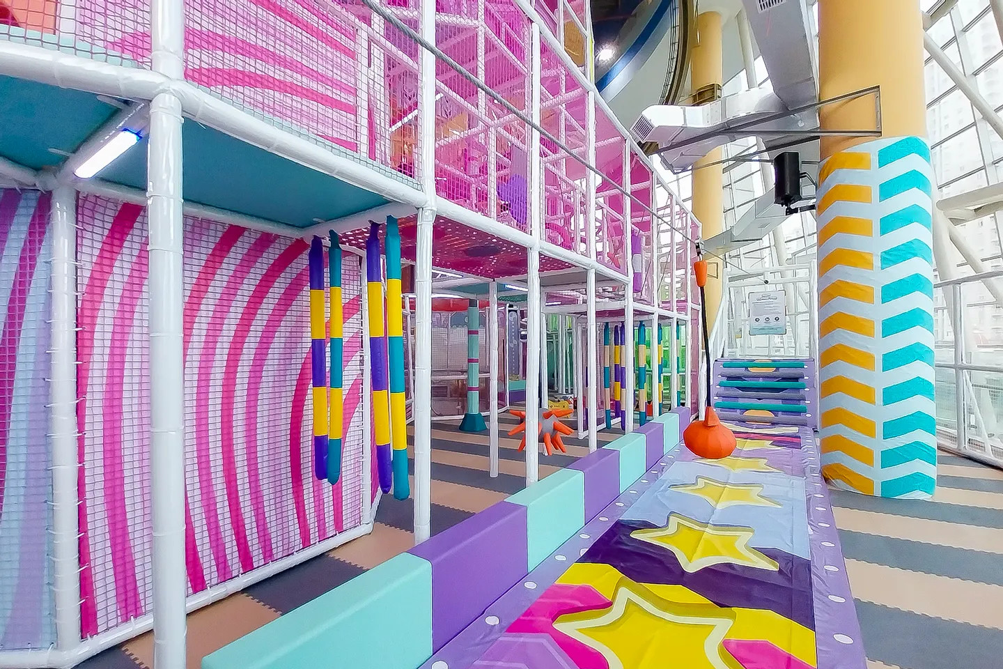 讓您的小寶貝在我們潔淨明亮的室內沙灘樂園中，盡情發揮創意！