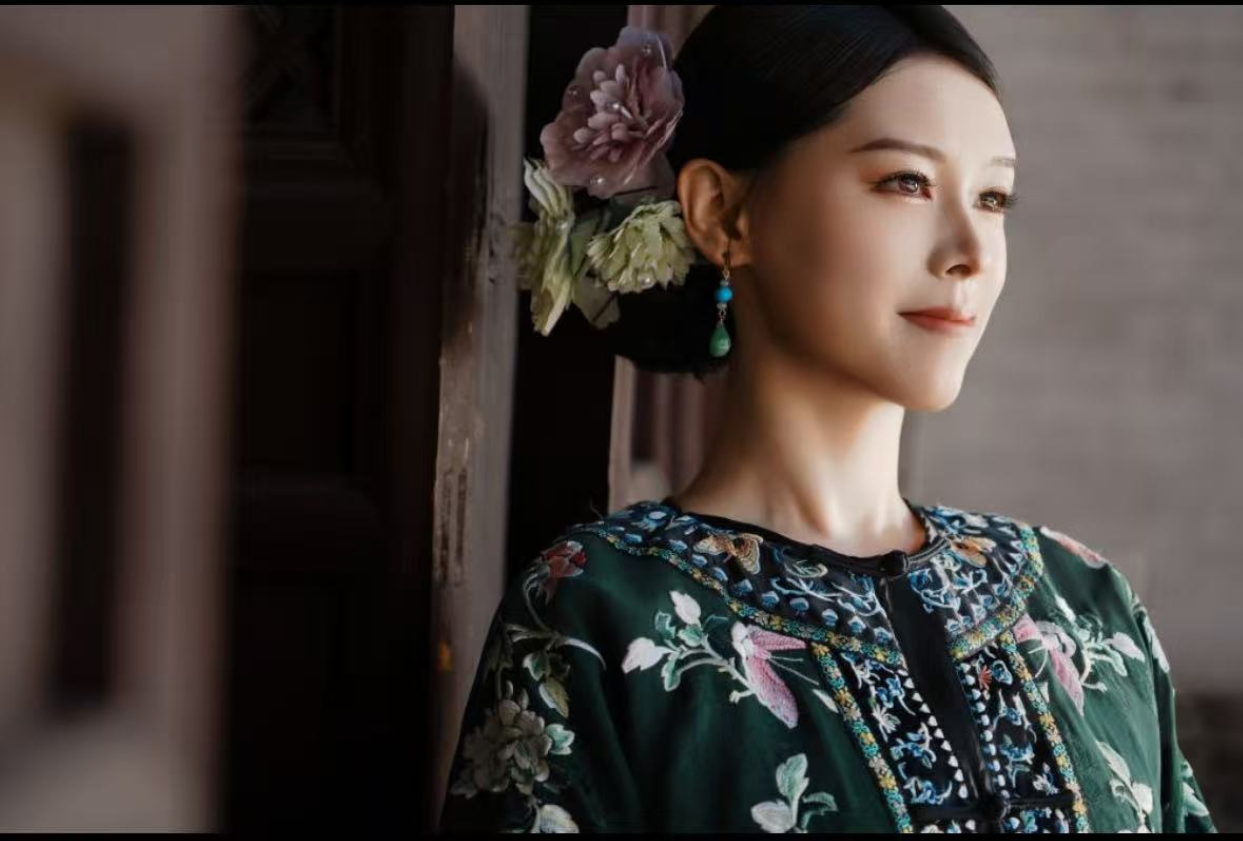 從髮簪的挑選到耳飾的搭配,從鬢角碎髮的整理到唇色的微調,每一個細節都凝聚著團隊的專業與用心 從髮簪的挑選到耳飾的搭配,從鬢角碎髮的整理到唇色的微調,每一個細節都凝聚著團隊的專業與用心