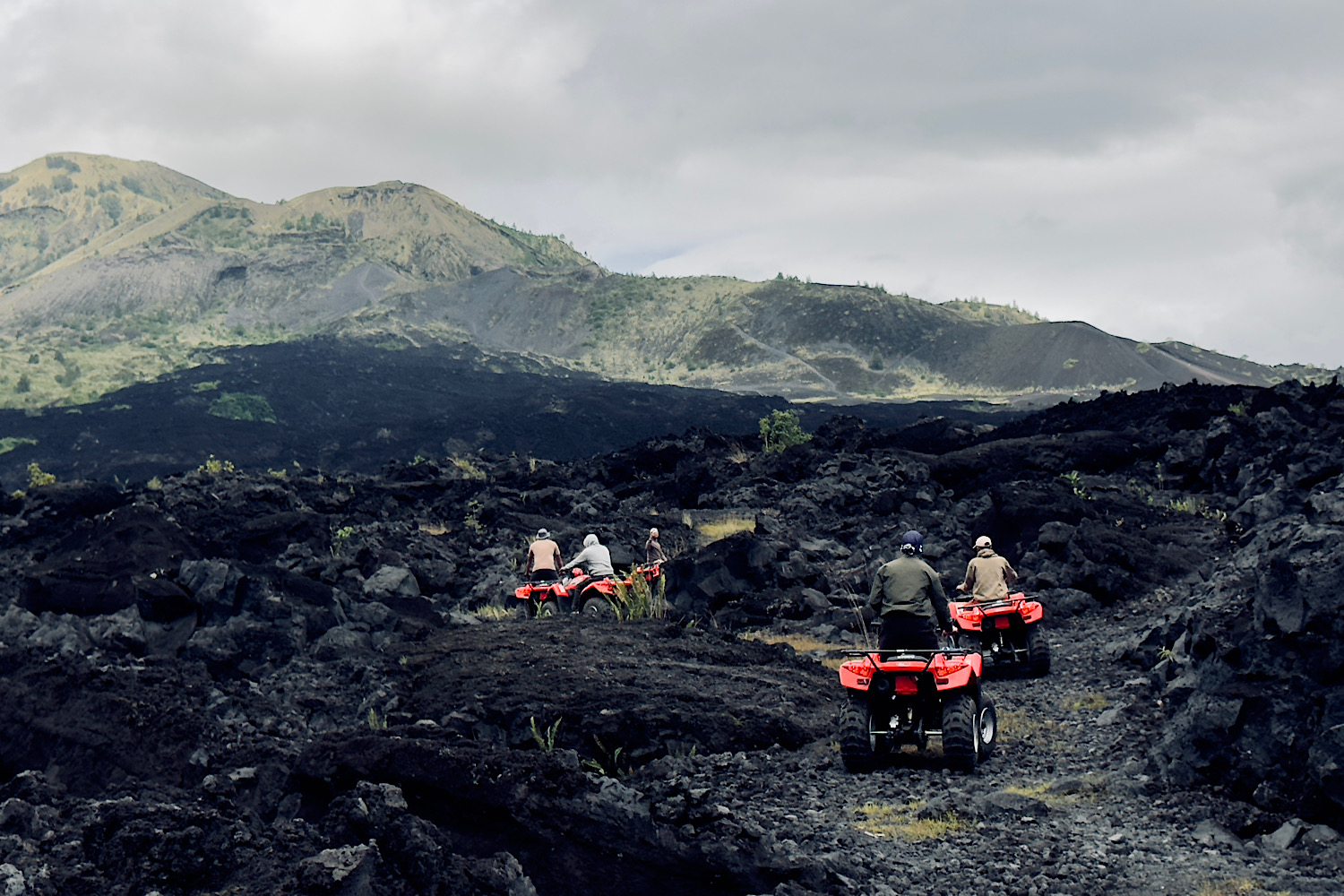 駕車穿越巴杜爾火山壯觀的熔岩地 駕車穿越巴杜爾火山壯觀的熔岩地