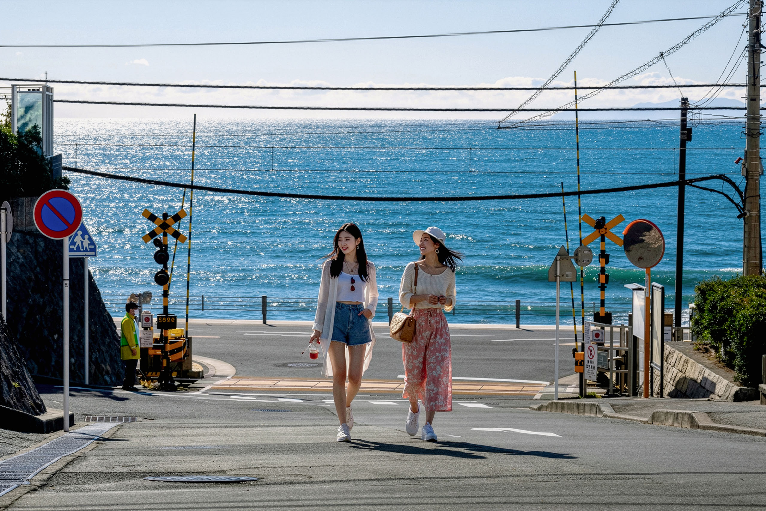 想拍出最經典的社群美照嗎?那就千萬別錯過這個必訪景點!在波光粼粼的蔚藍大海前,捕捉江之電列車的迷人身影。 想拍出最經典的社群美照嗎?那就千萬別錯過這個必訪景點!在波光粼粼的蔚藍大海前,捕捉江之電列車的迷人身影。