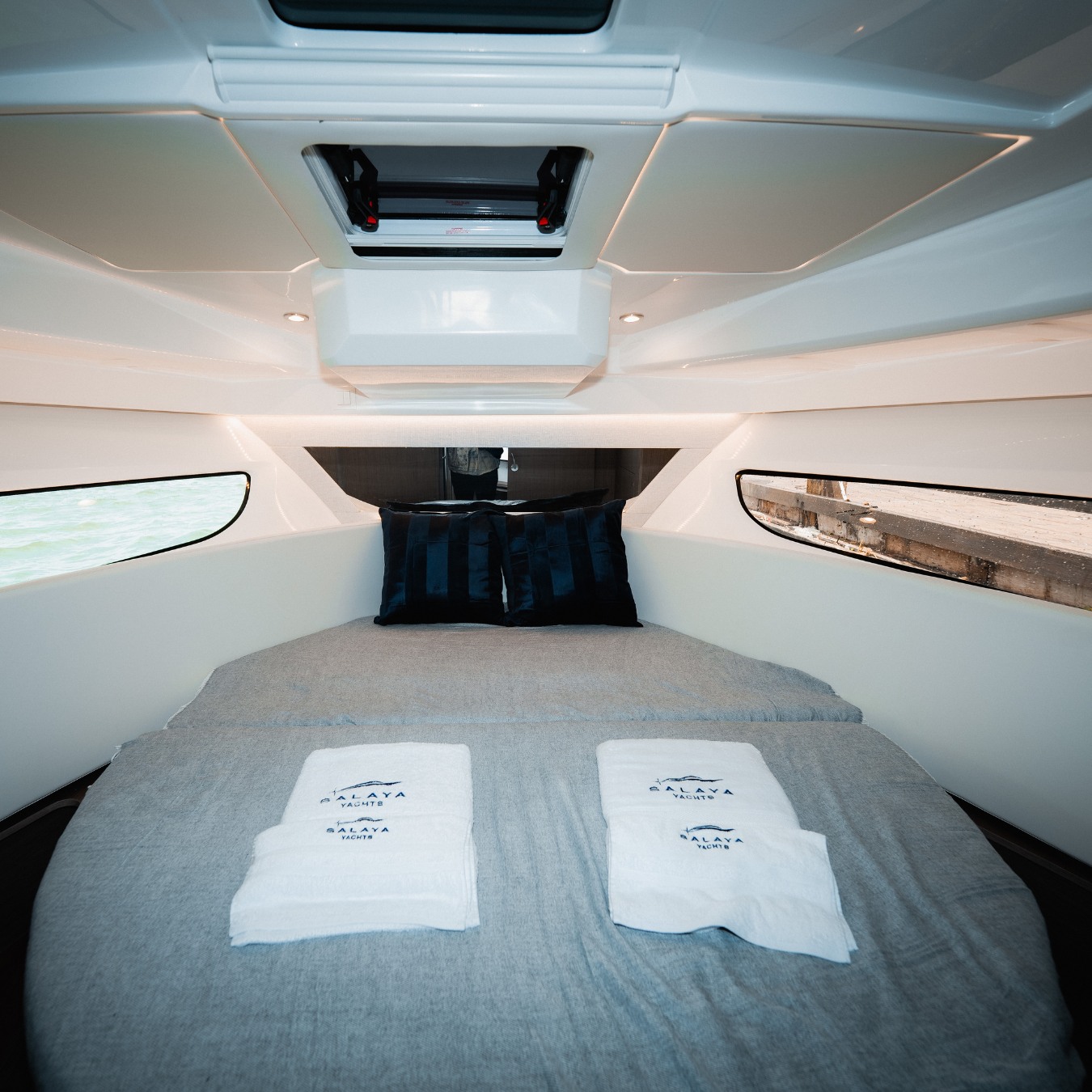 舒適艙房配備加大雙人床，讓您在海上也能一夜好眠