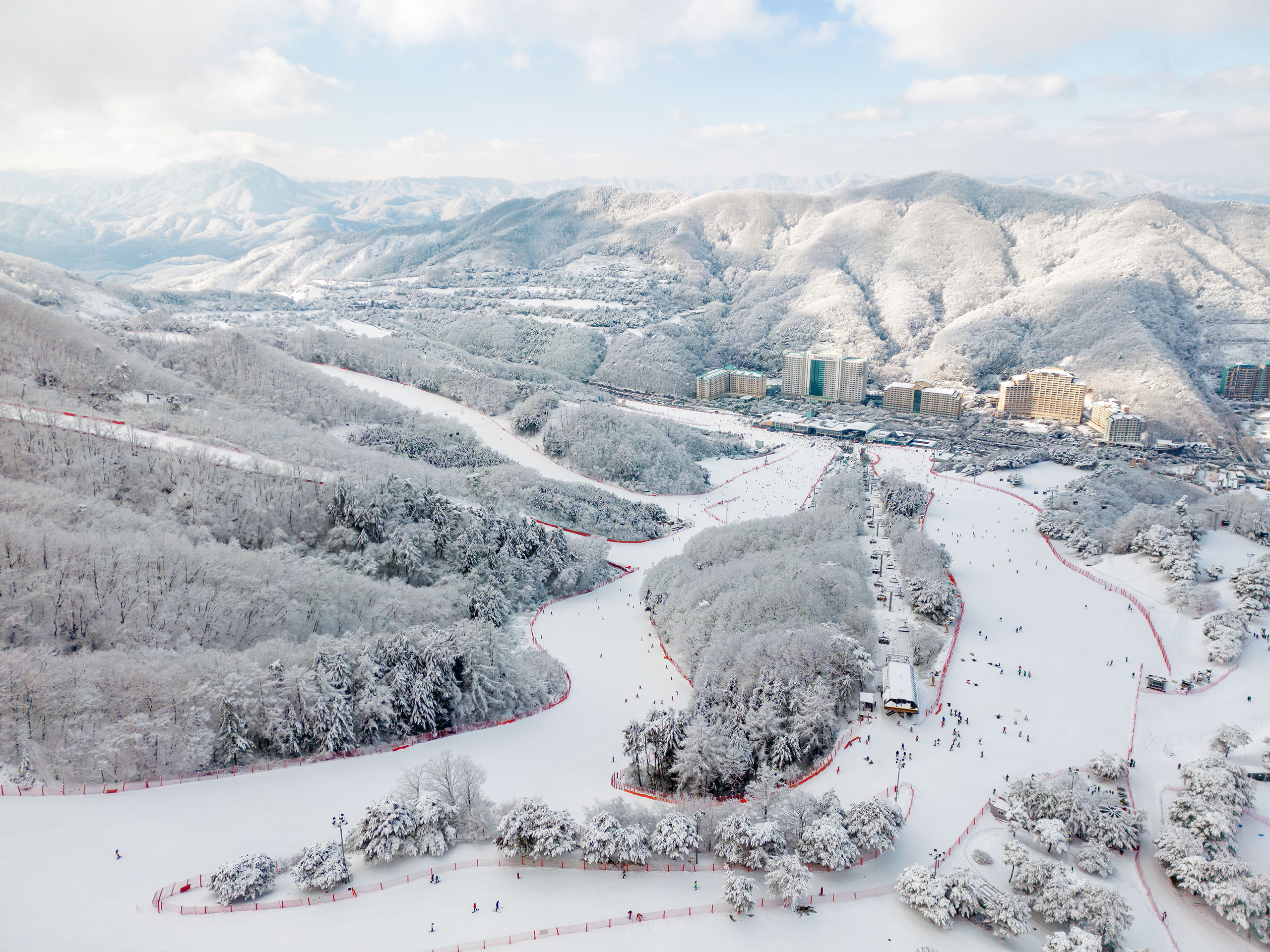 維瓦爾第度假村鄰近首爾，讓您省下交通時間，盡情享受雙板滑雪度假村的樂趣。