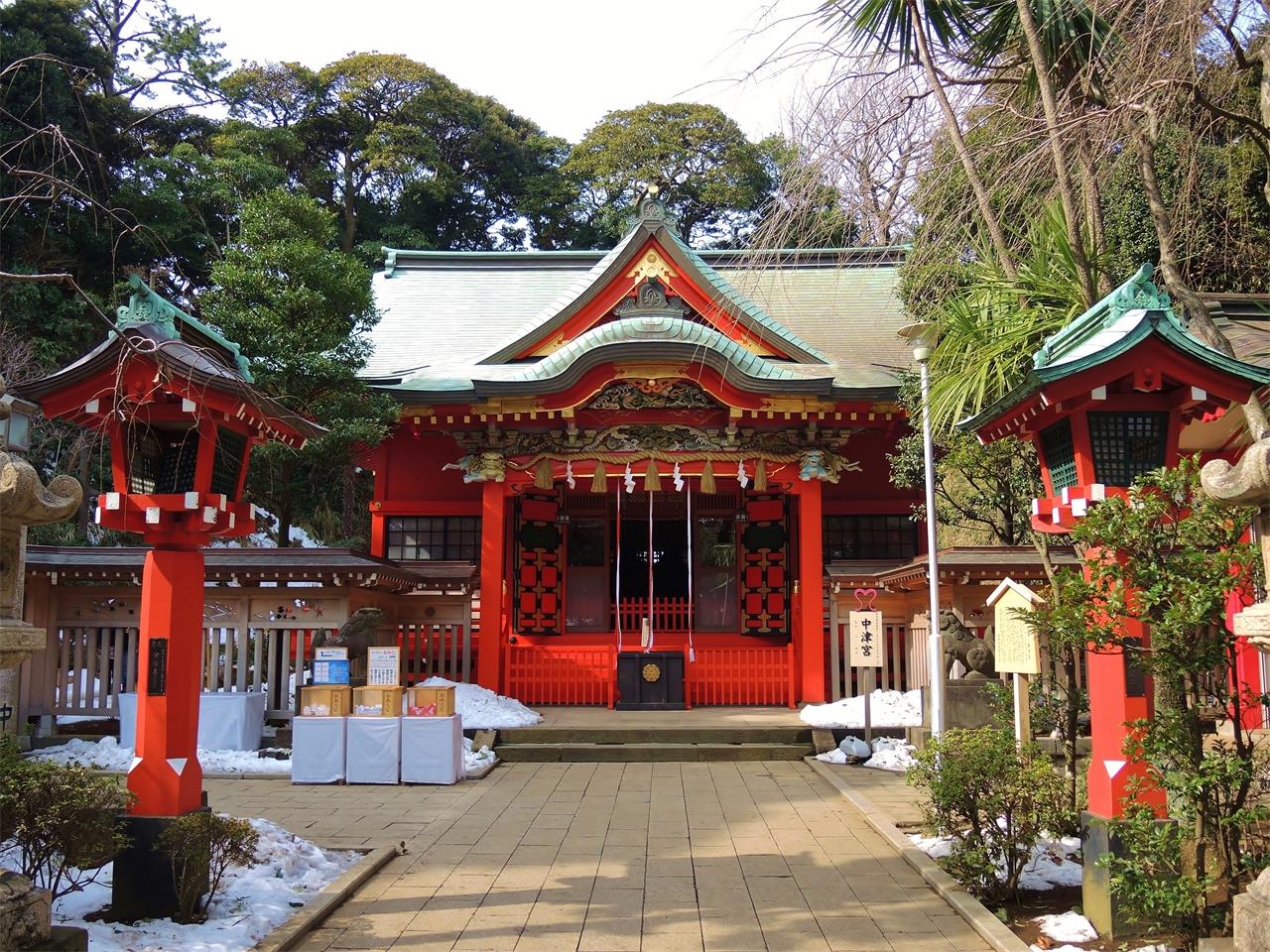 Eshima Shrine: It is divided into three parts: Okutsu-no-Miya, Nakatsu-no-Miya and Hetsu-no-Miya. Its architectural style integrates traditional Japanese features. The vermilion buildings contrast with the surrounding blue sea and sky. It is simple and so