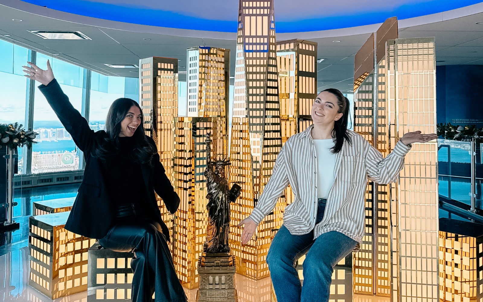 遊客們在充滿節慶裝飾的「城市景觀」裝置藝術前擺拍，享受著這個超適合打卡的假期氛圍。