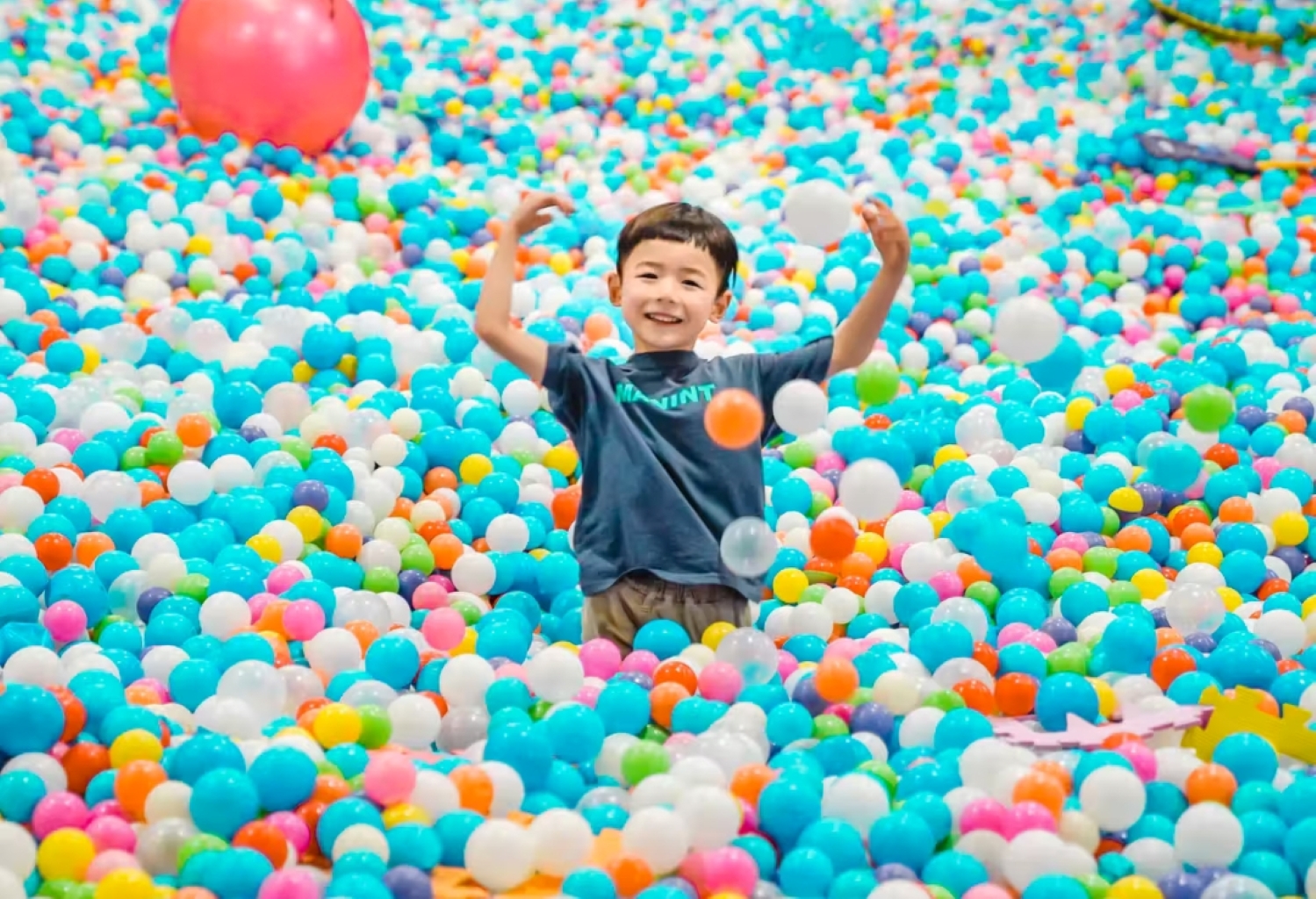 球池裡的海洋球顏色豐富,為孩子們提供了一個安全又充滿趣味的遊玩空間 球池裡的海洋球顏色豐富,為孩子們提供了一個安全又充滿趣味的遊玩空間
