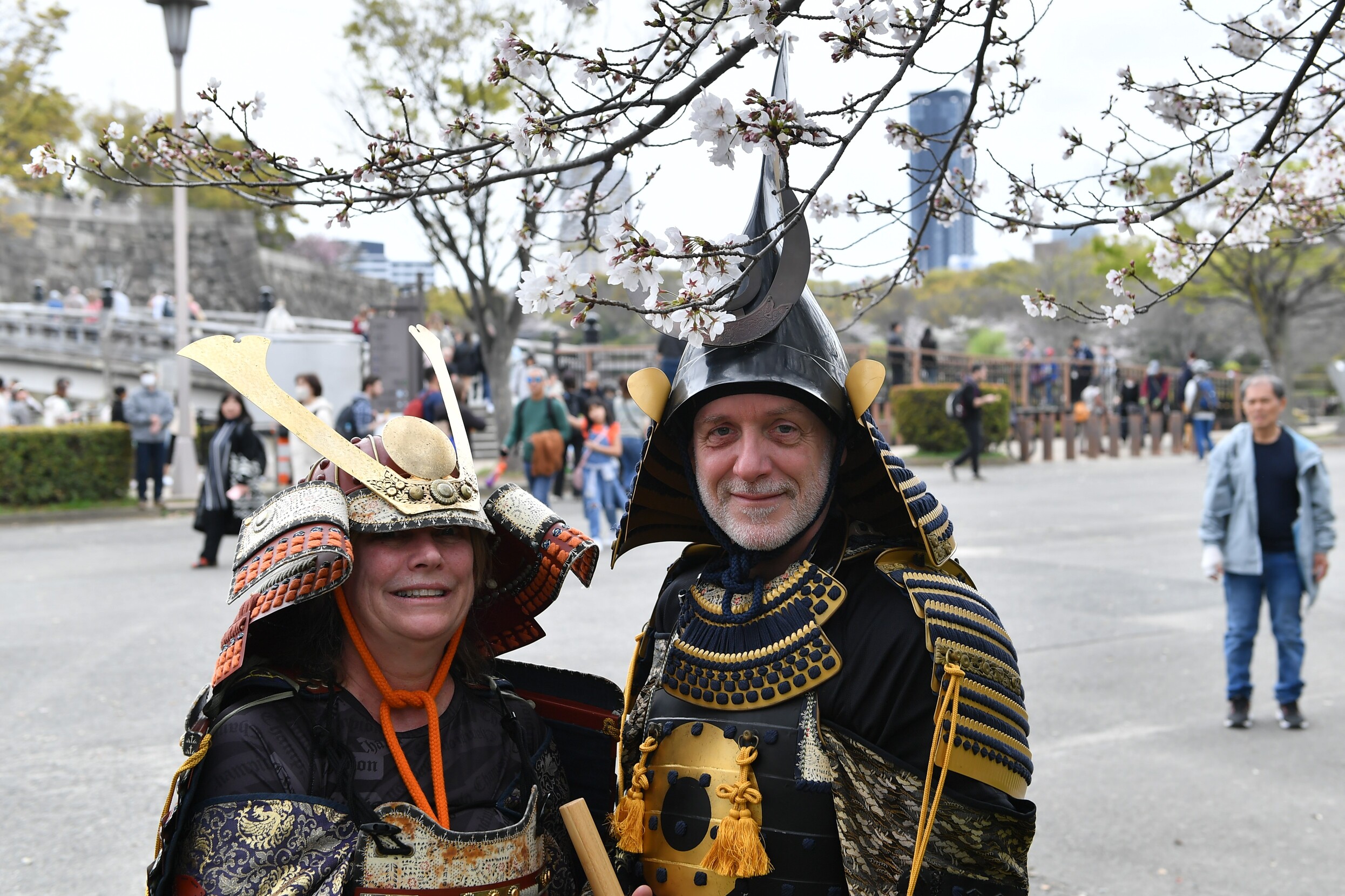 A proverb that combines the dying moment of a samurai with the magnificent cherry blossoms in their waning moments.
The flowers are cherry blossoms, the people are warriors.