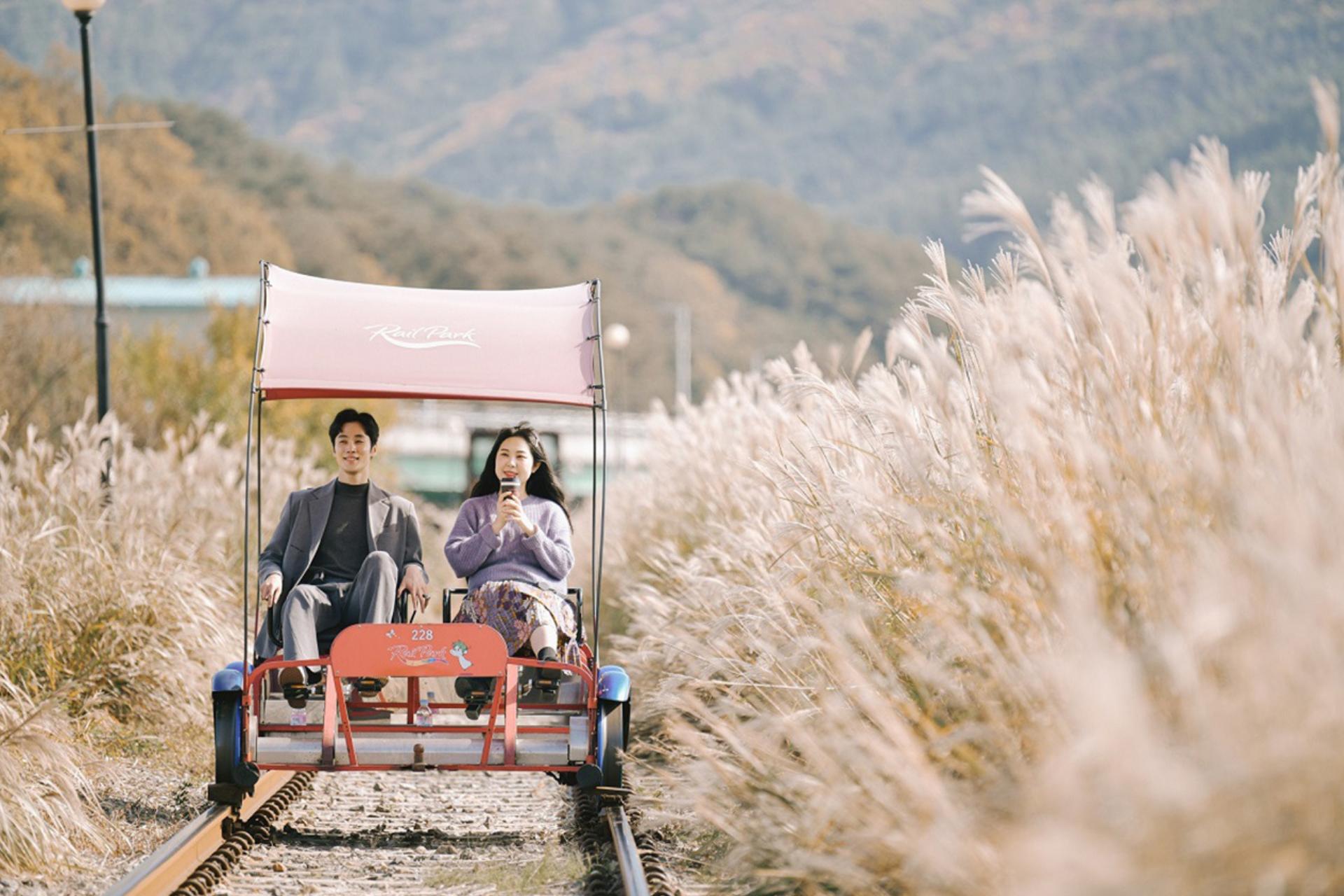 Railbike鐵道自行車,不分年齡皆能享受獨特又有趣的探險體驗!飽覽如詩如畫的寧靜景緻,從壯麗山巒、田園風光,到靜謐河畔和純樸村莊,一次盡收眼底。 Railbike鐵道自行車,不分年齡皆能享受獨特又有趣的探險體驗!飽覽如詩如畫的寧靜景緻,從壯麗山巒、田園風光,到靜謐河畔和純樸村莊,一次盡收眼底。