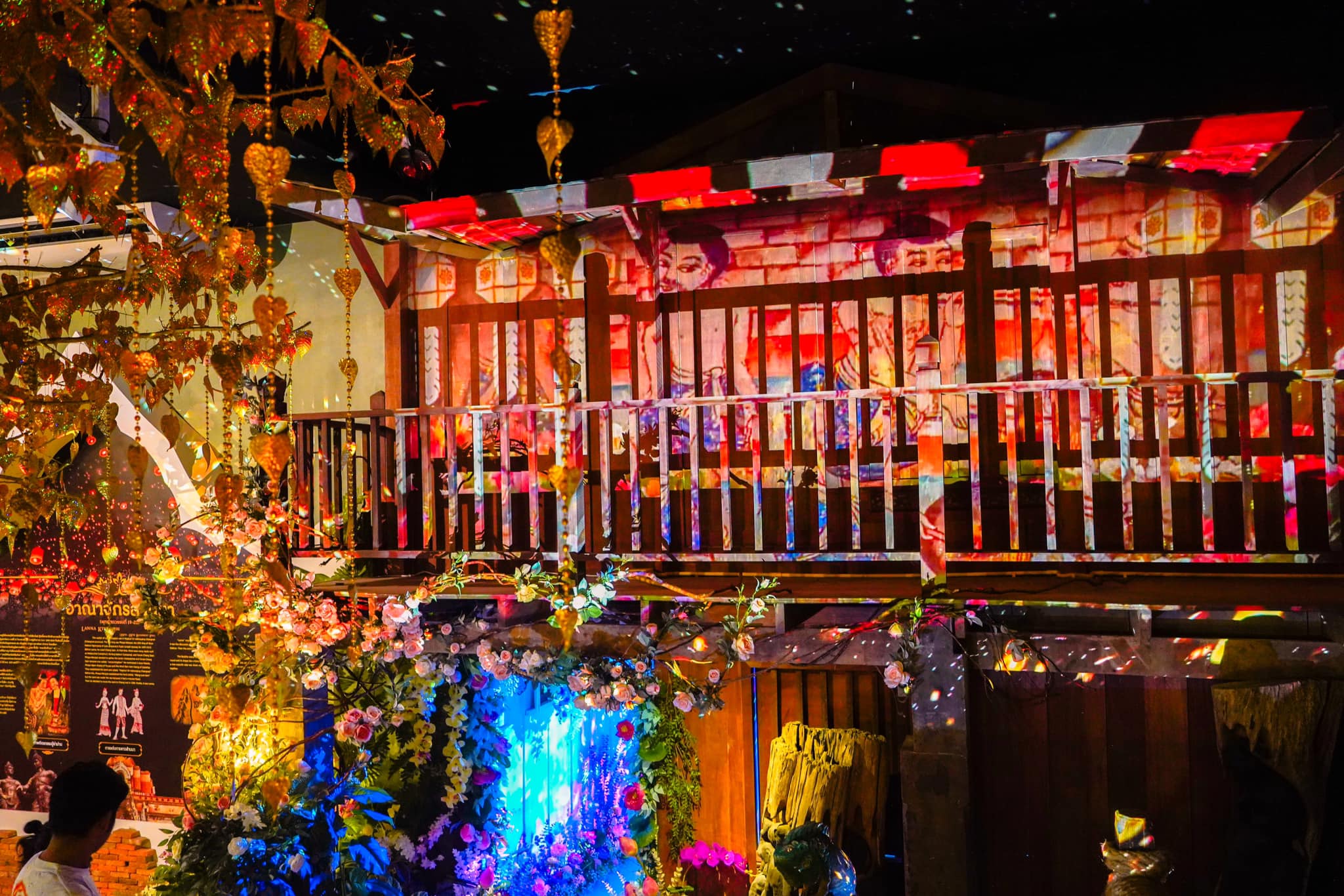 在蘭納區欣賞傳統的泰北建築。