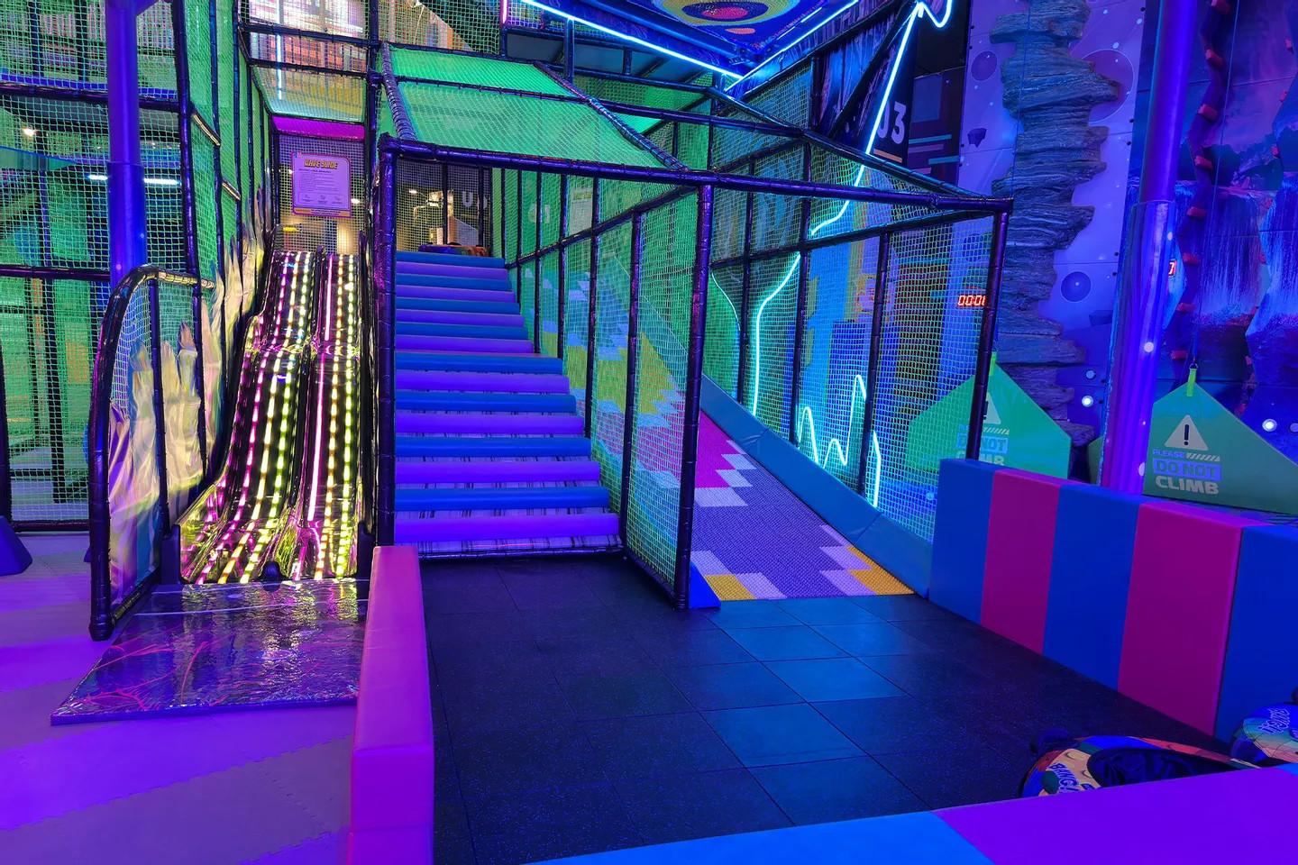 快來體驗我們壯觀的霓虹波浪滑水道，感受俯衝而下的刺激快感！