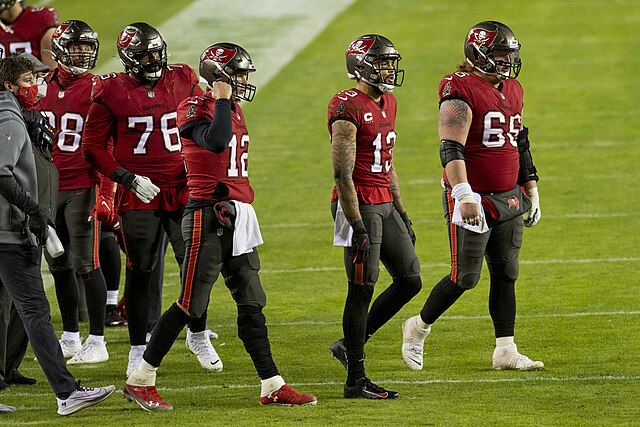 坦帕灣海盜隊（Tampa Bay Buccaneers）在雷蒙德·詹姆斯體育場（Raymond James Stadium）的橄欖球比賽