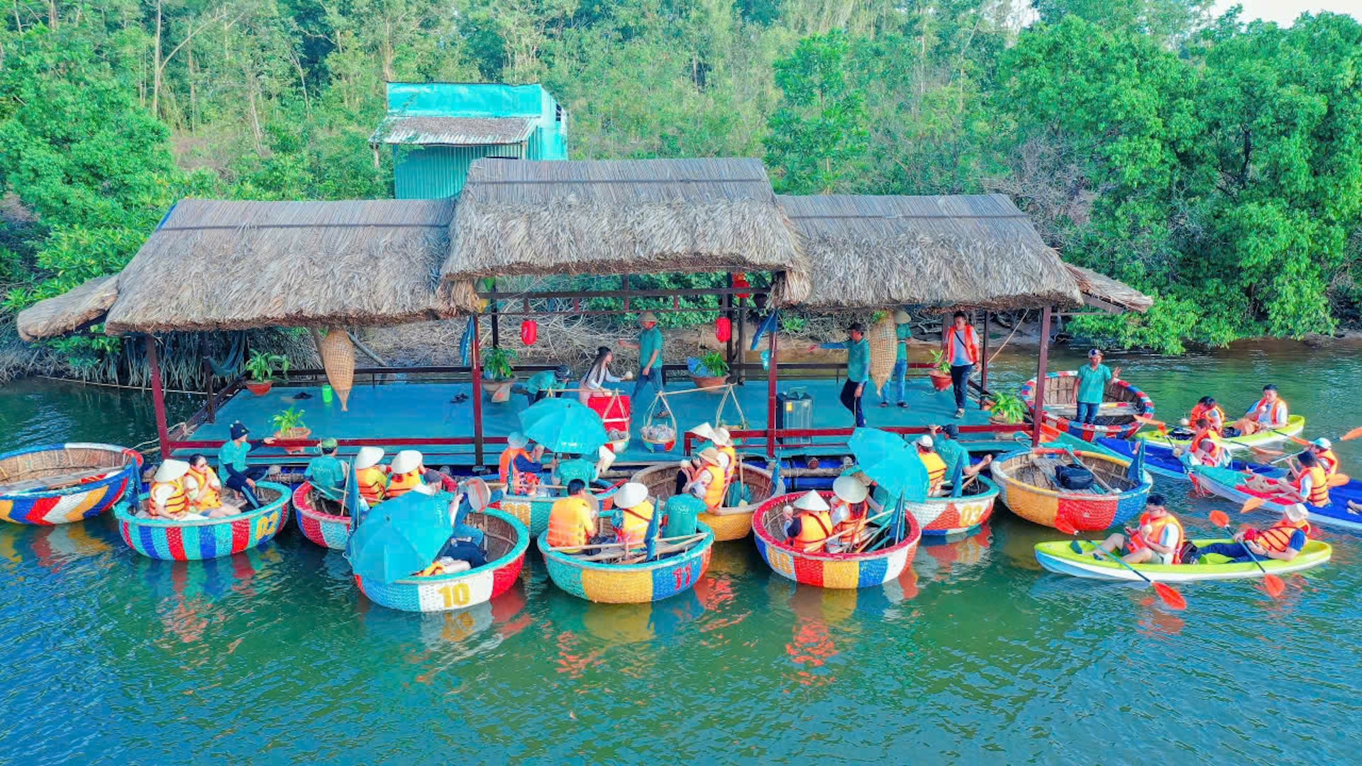 푸꾸옥 라크 벰 & 함 롱 곶 바구니 보트 종일 투어